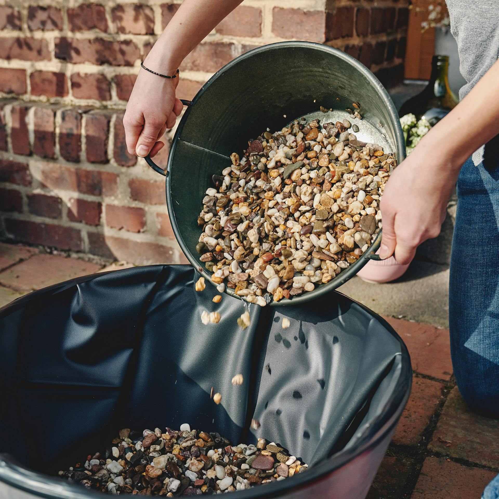 Minteich mit Kies befüllen