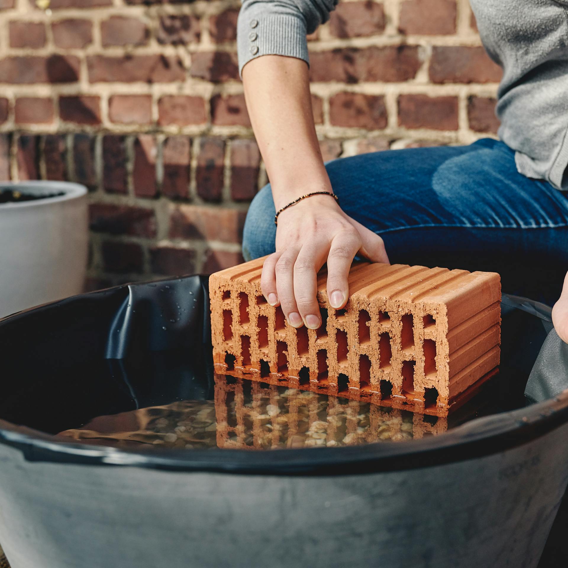 Ziegel als Stufe für den Miniteich