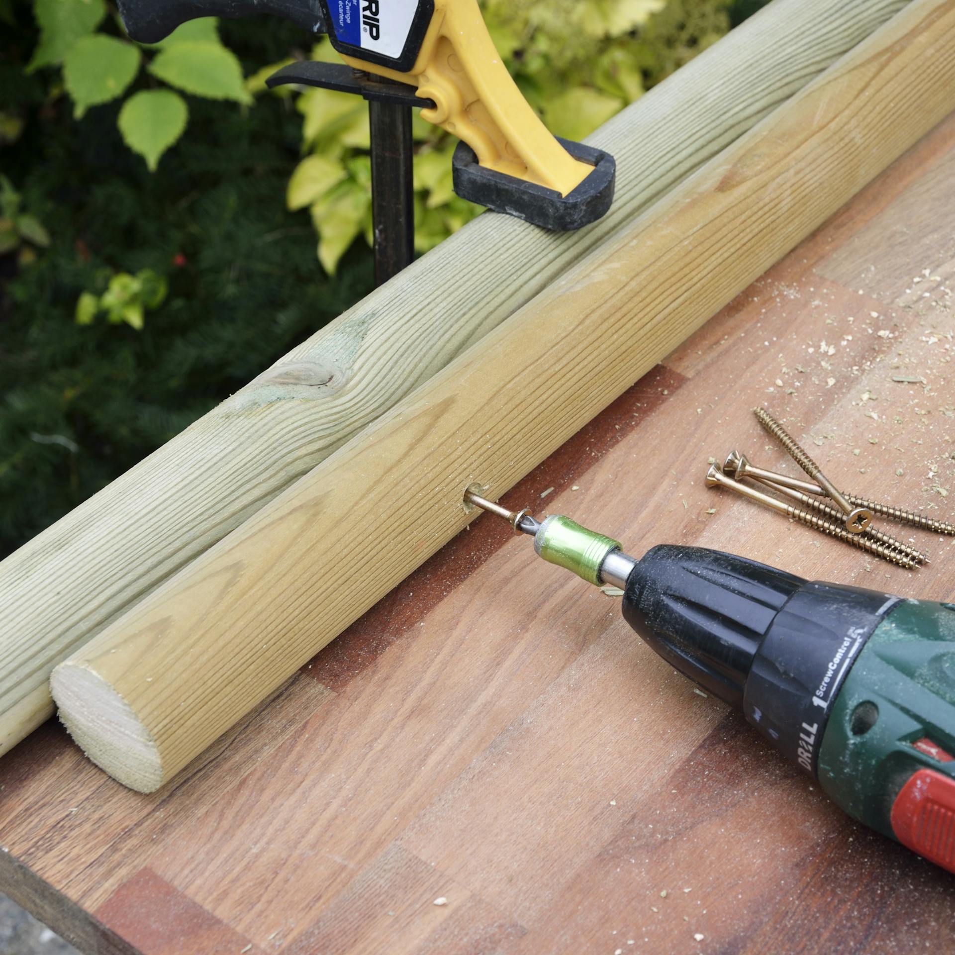 Bočné diely boxu na smetnú nádobu sa montujú pomocou skrutiek a akumulátorového skrutkovača