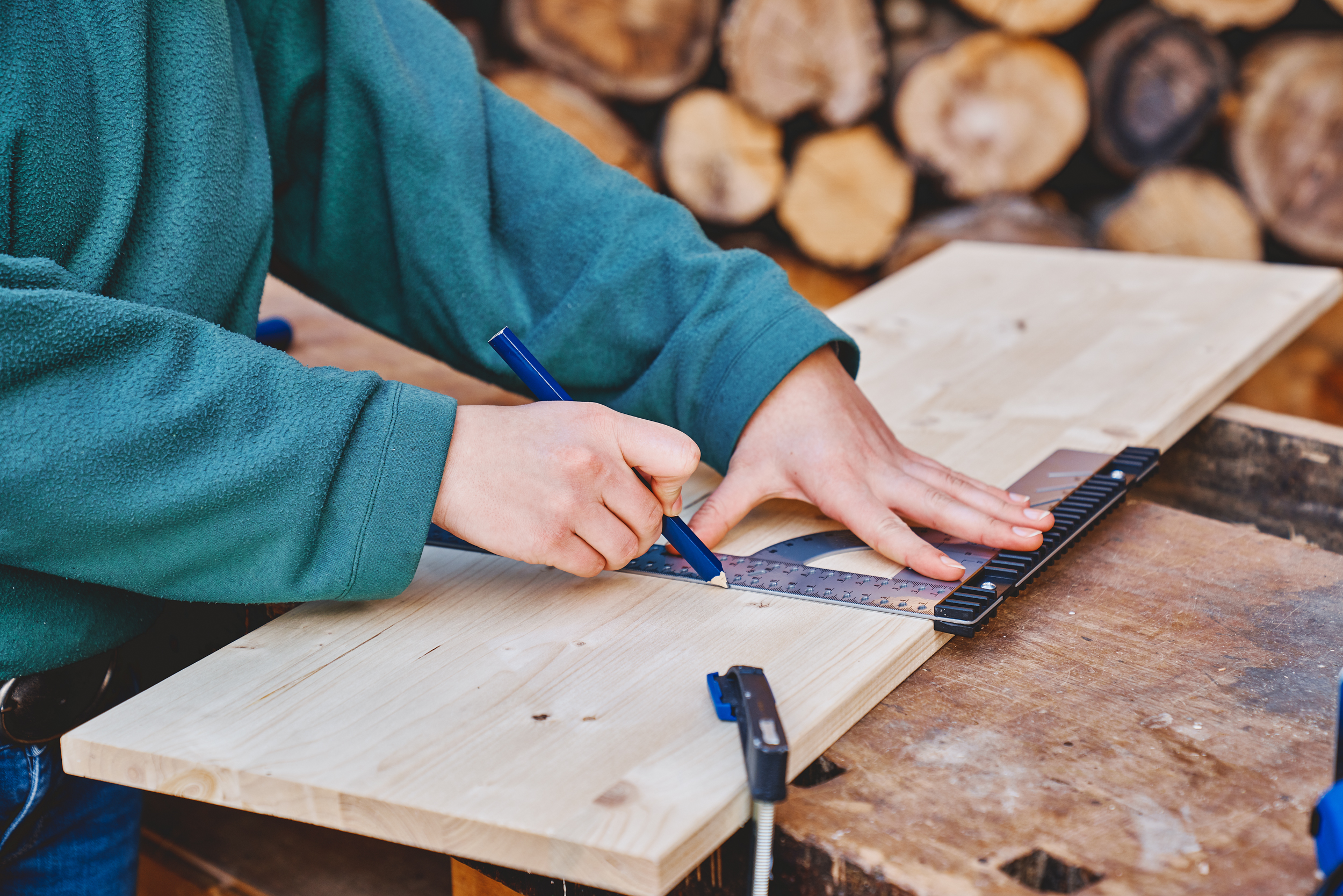 Maße für den Nistkasten auf die Holzbretter übertragen