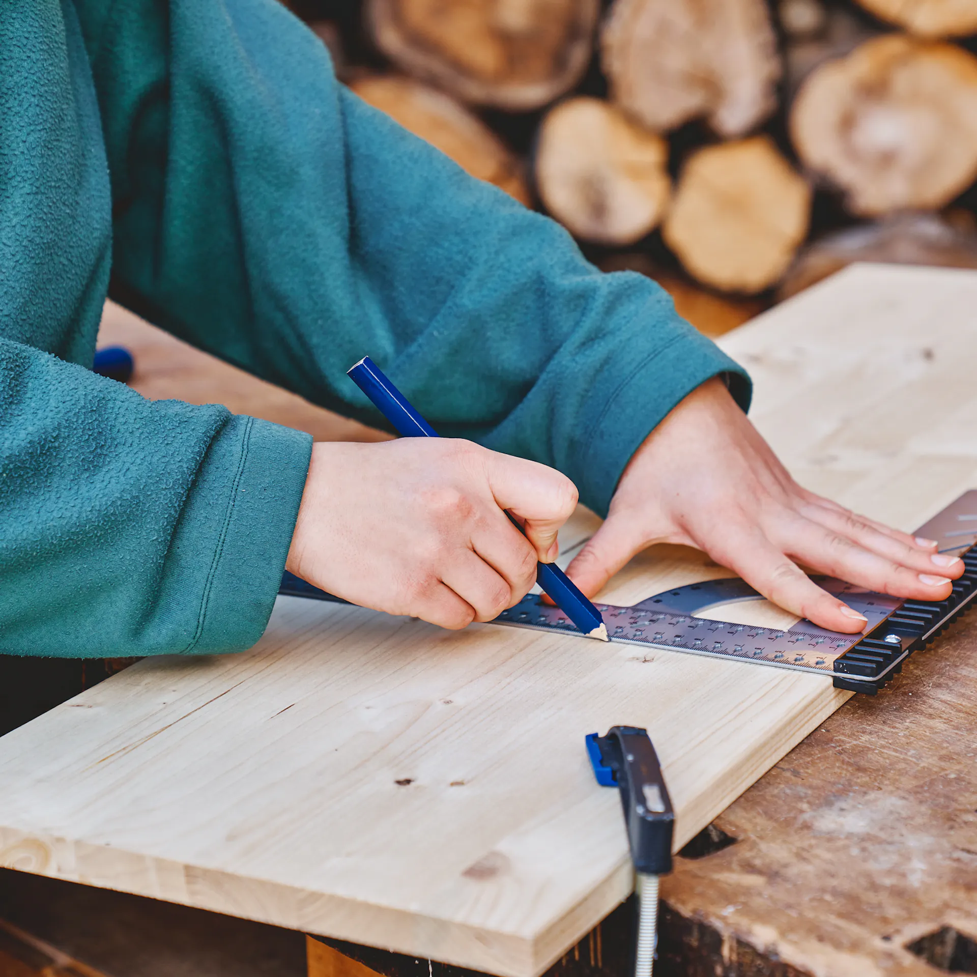 Maße für den Nistkasten auf die Holzbretter übertragen