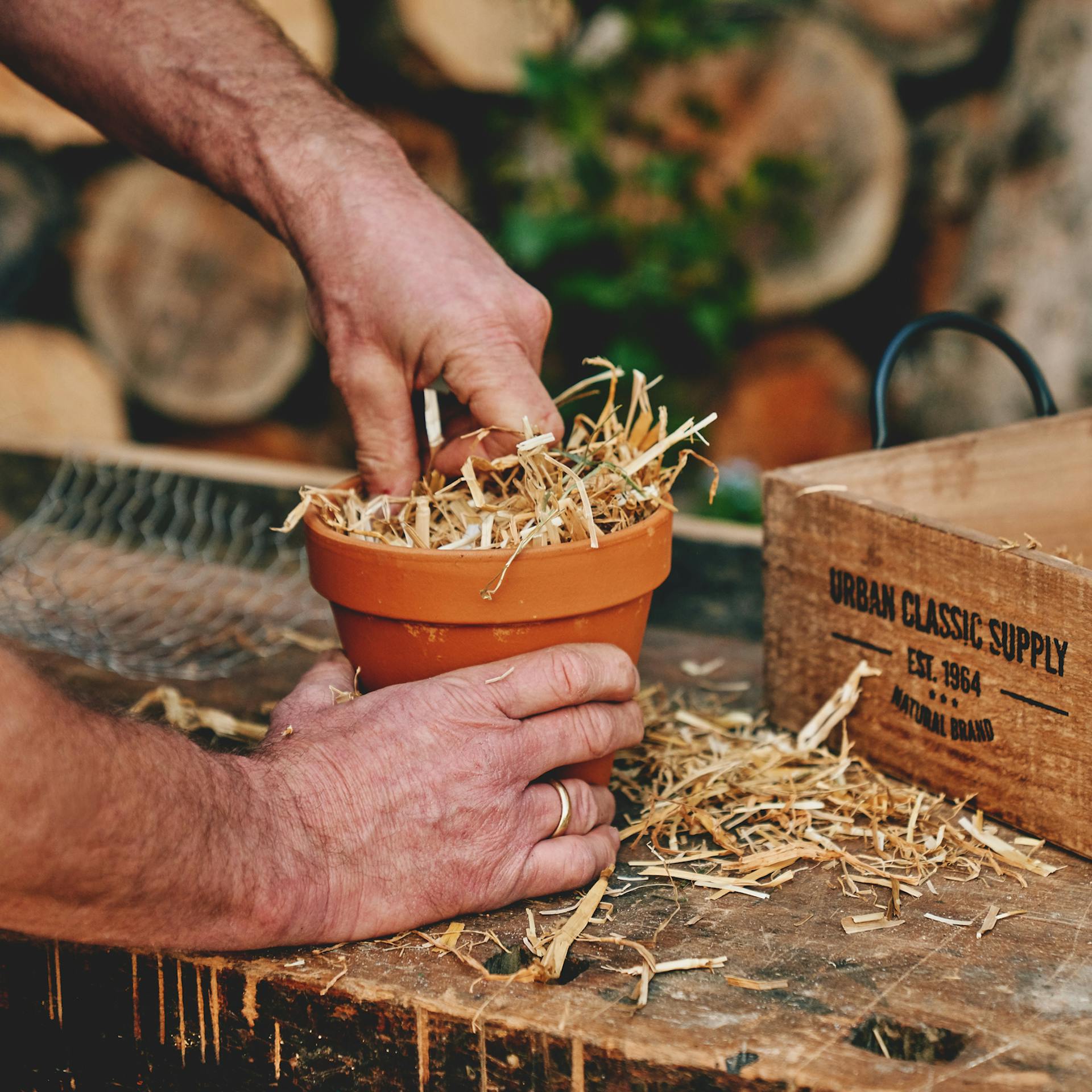 Tontopf wird mit Stroh befüllt.