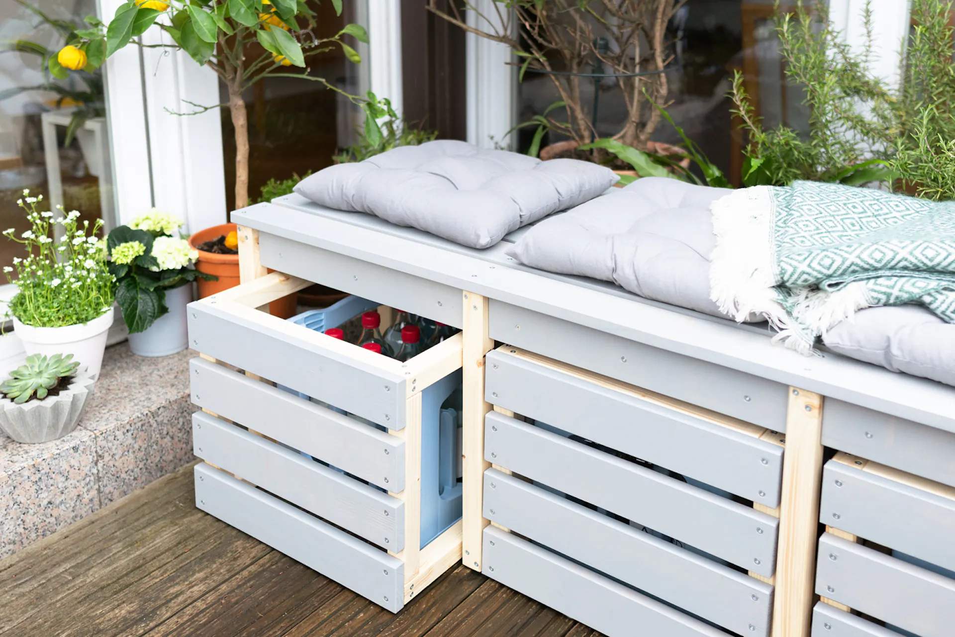 Create! by OBI Banc Lasse avec un espace de rangement dans le jardin