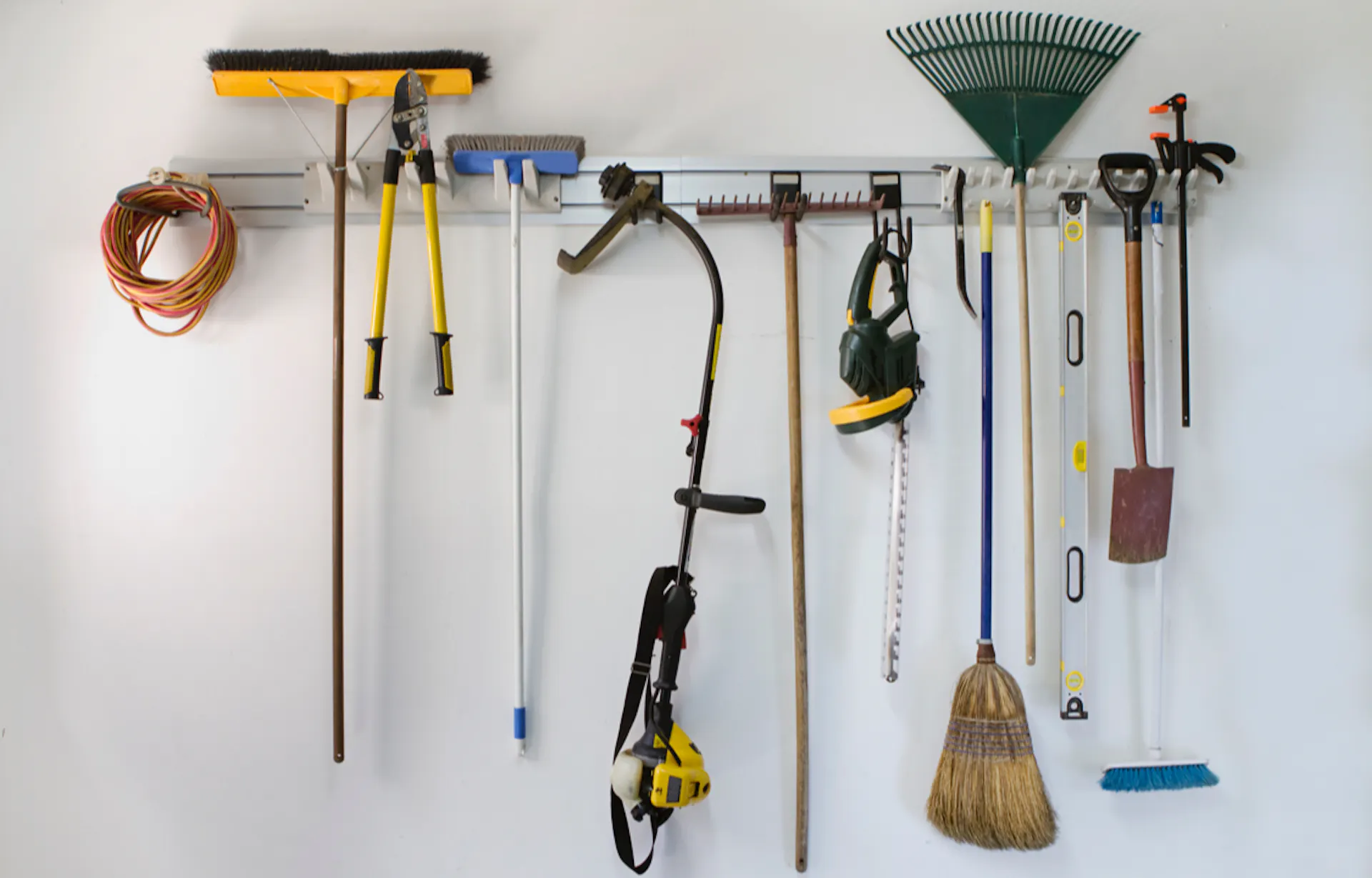 De l’ordre avec la suspension des outils de jardin dans l’abri de jardin