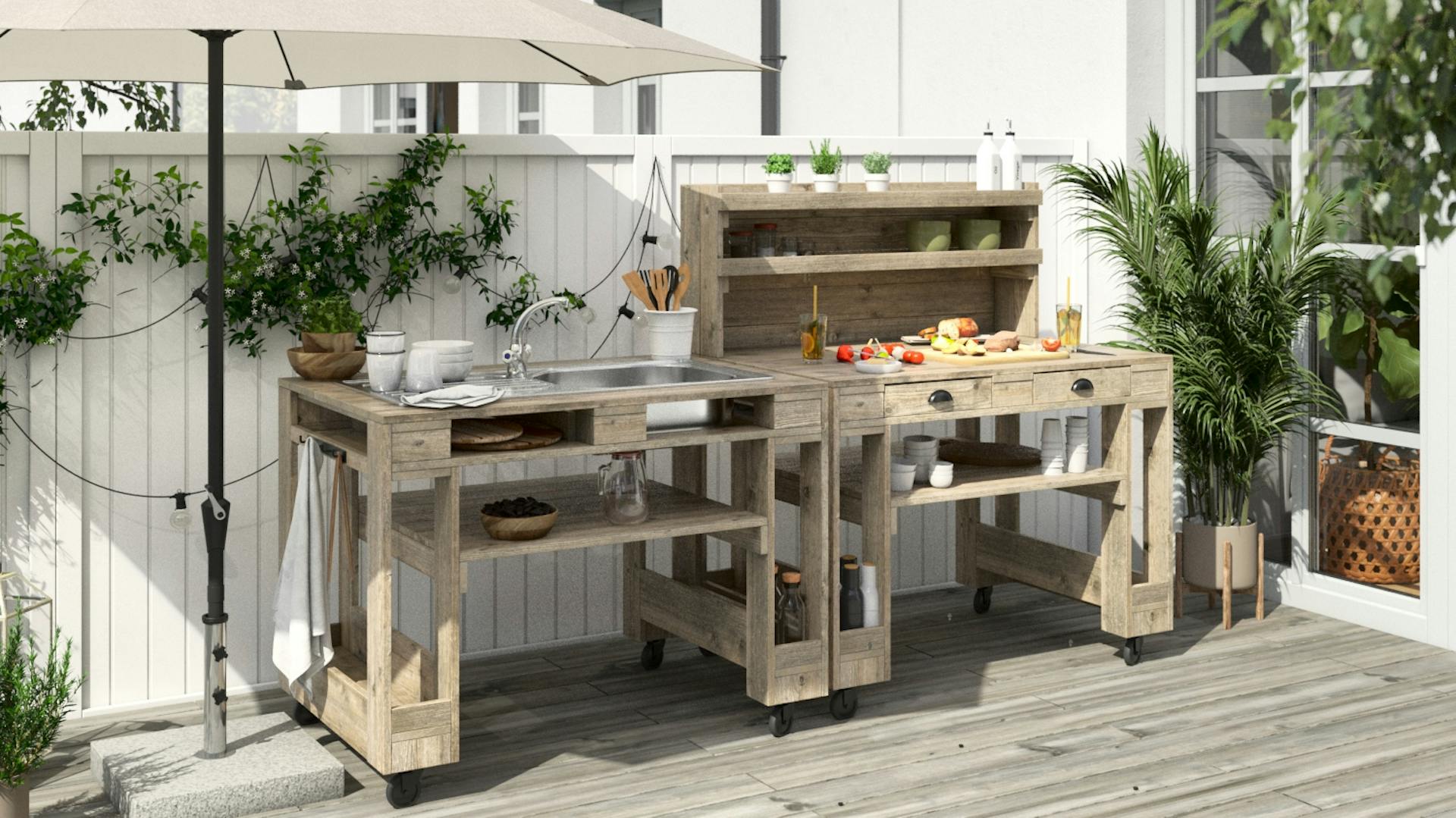 Graue Outdoor-Küche aus Paletten auf einer Terrasse