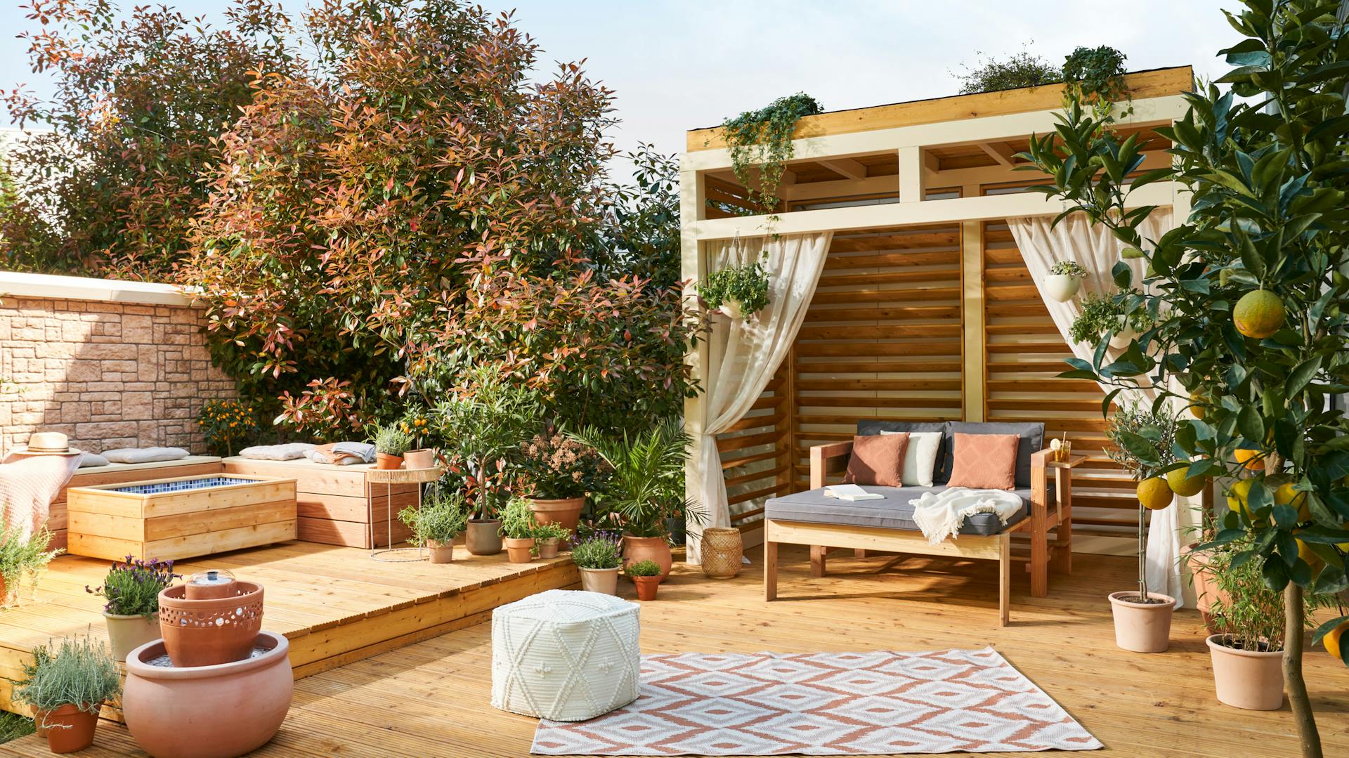 Selbstgebautes Outdoorsofa auf einer Frühlingsterrasse.