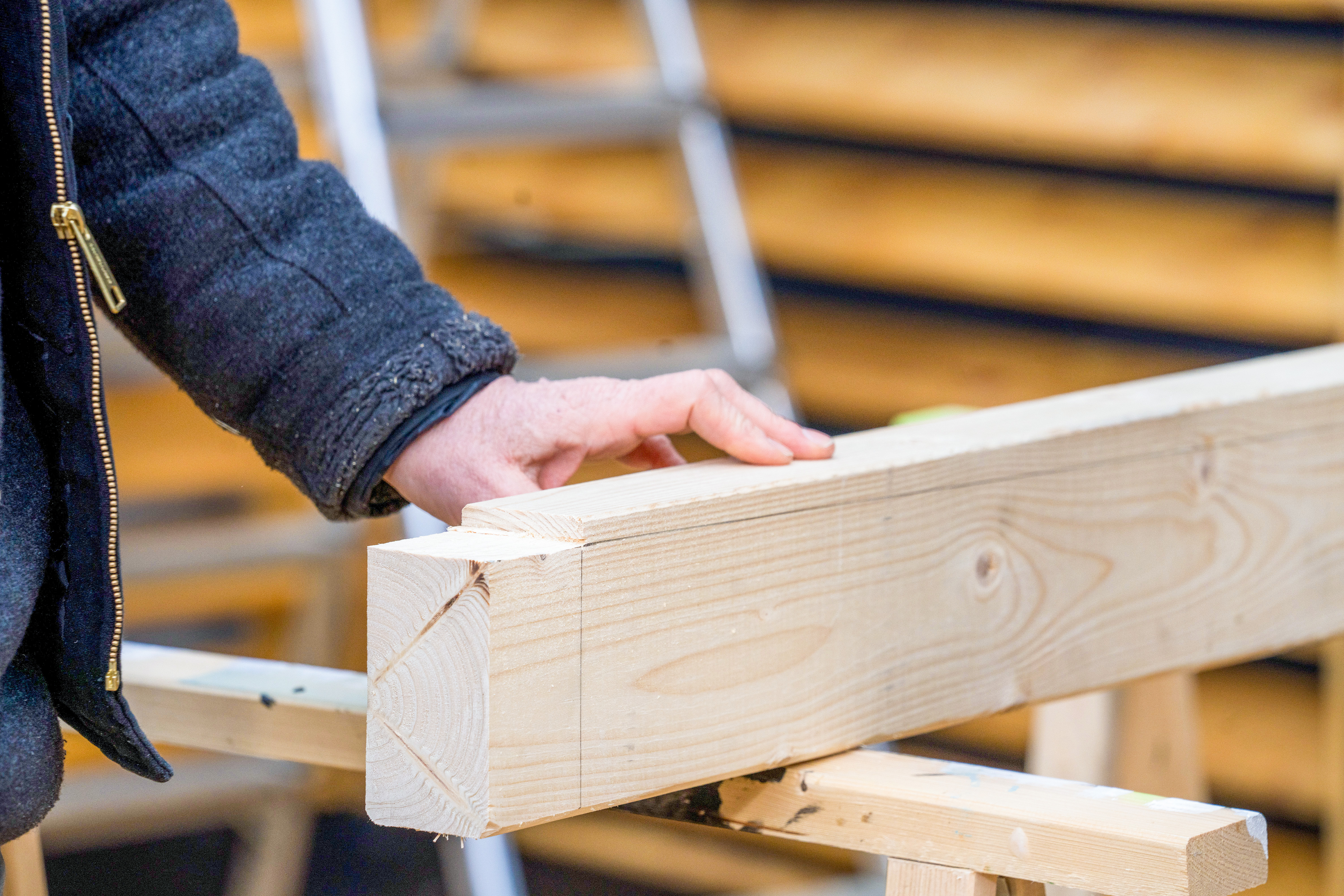 Ein weiteres Stück Balken wird entnommen, um ein Gefälle zu erzeugen