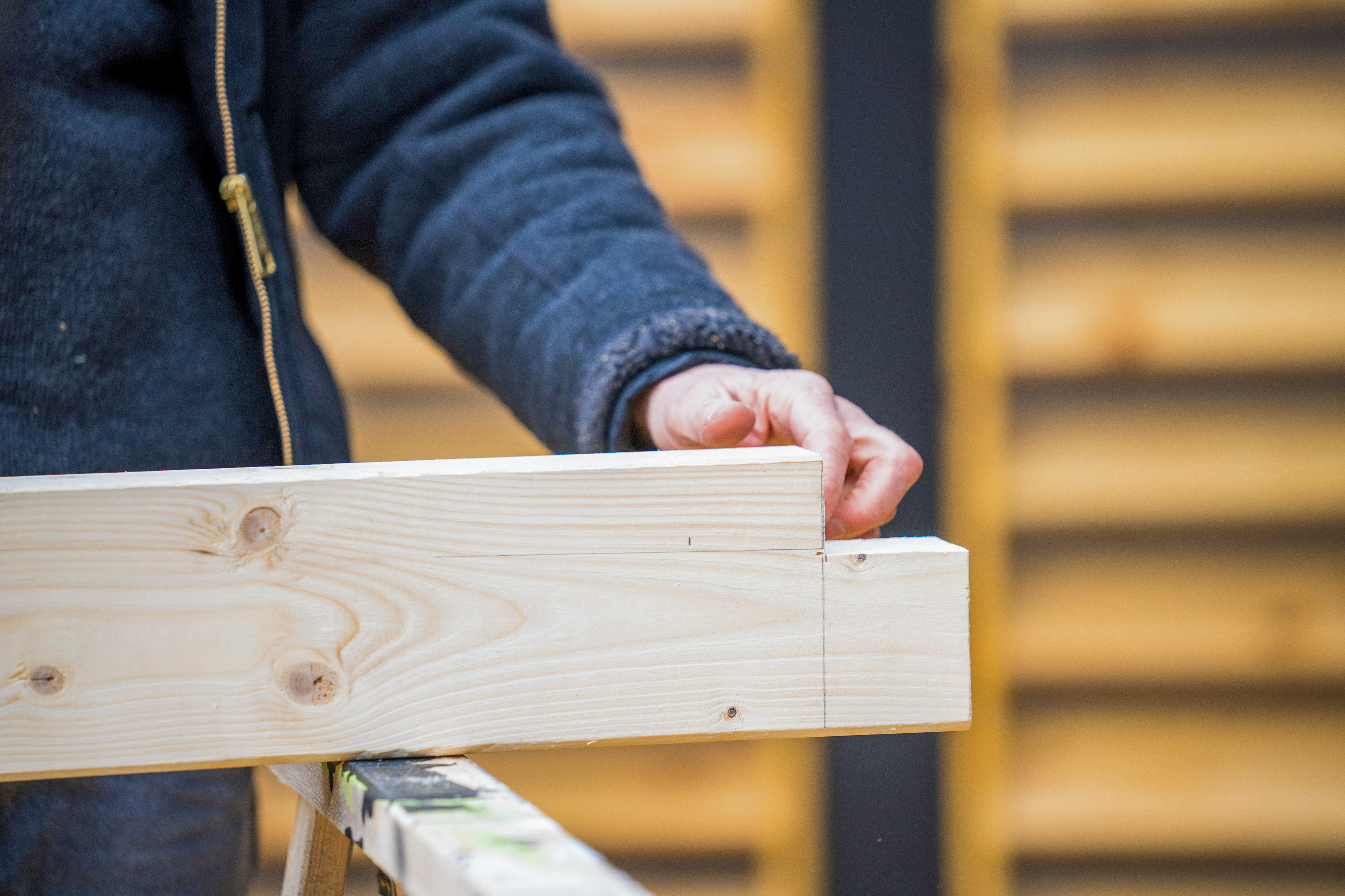 Ein ausgeklinktes Stück fehlt im Dachbalken, um ein Gefälle zu erzeugen