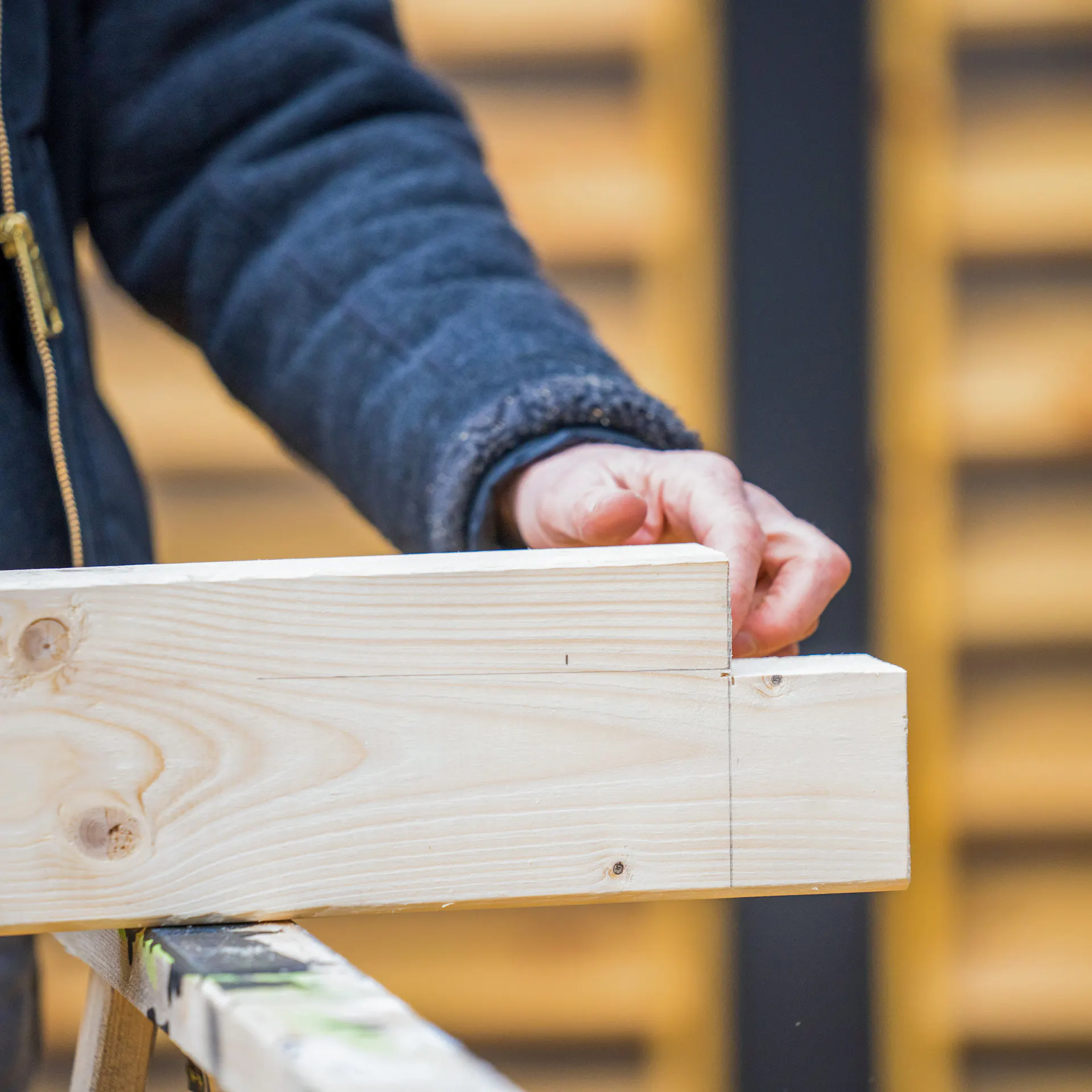 Ein ausgeklinktes Stück fehlt im Dachbalken, um ein Gefälle zu erzeugen
