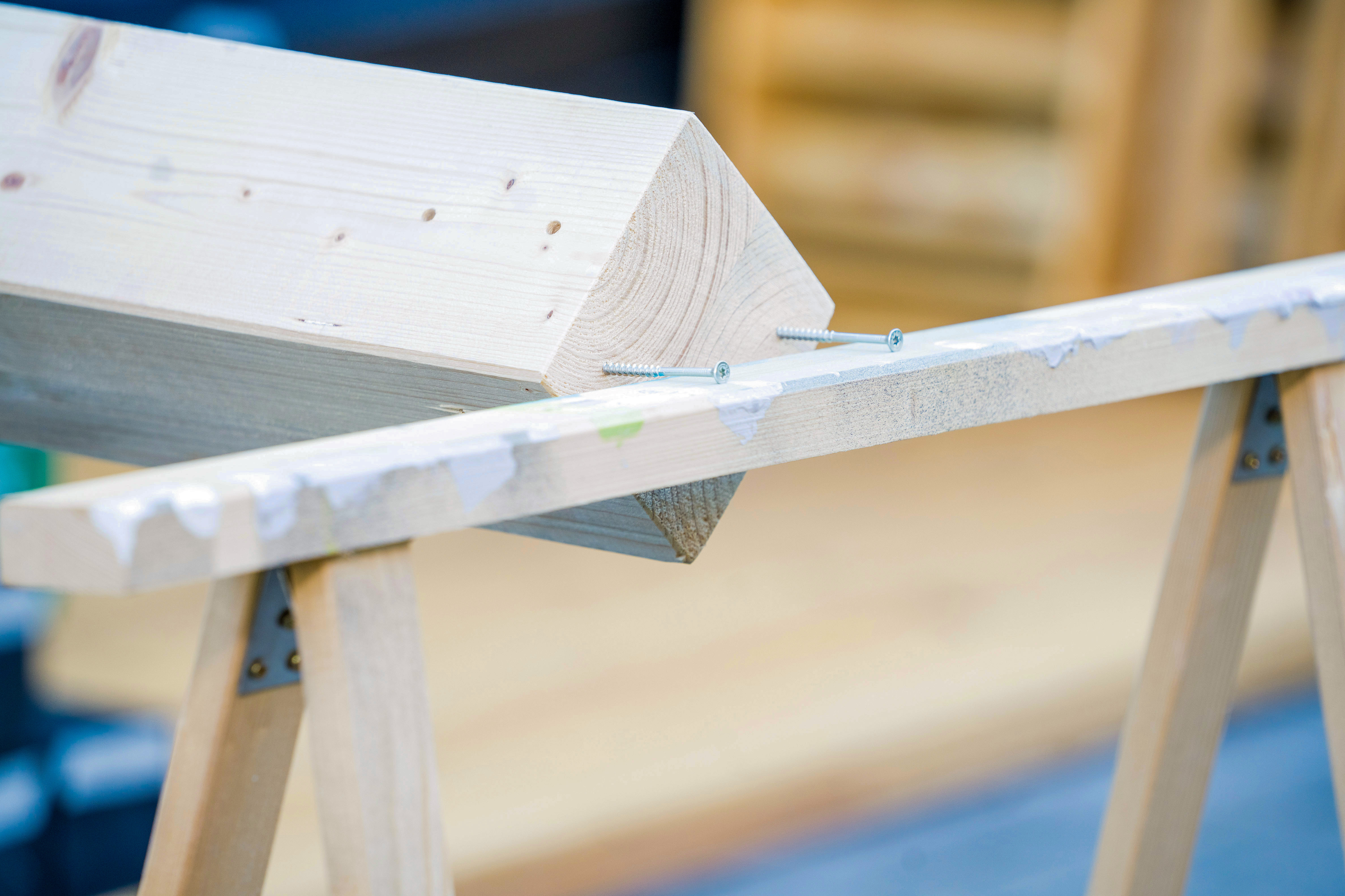 Balken liegt auf zwei Schrauben auf einem Bock 