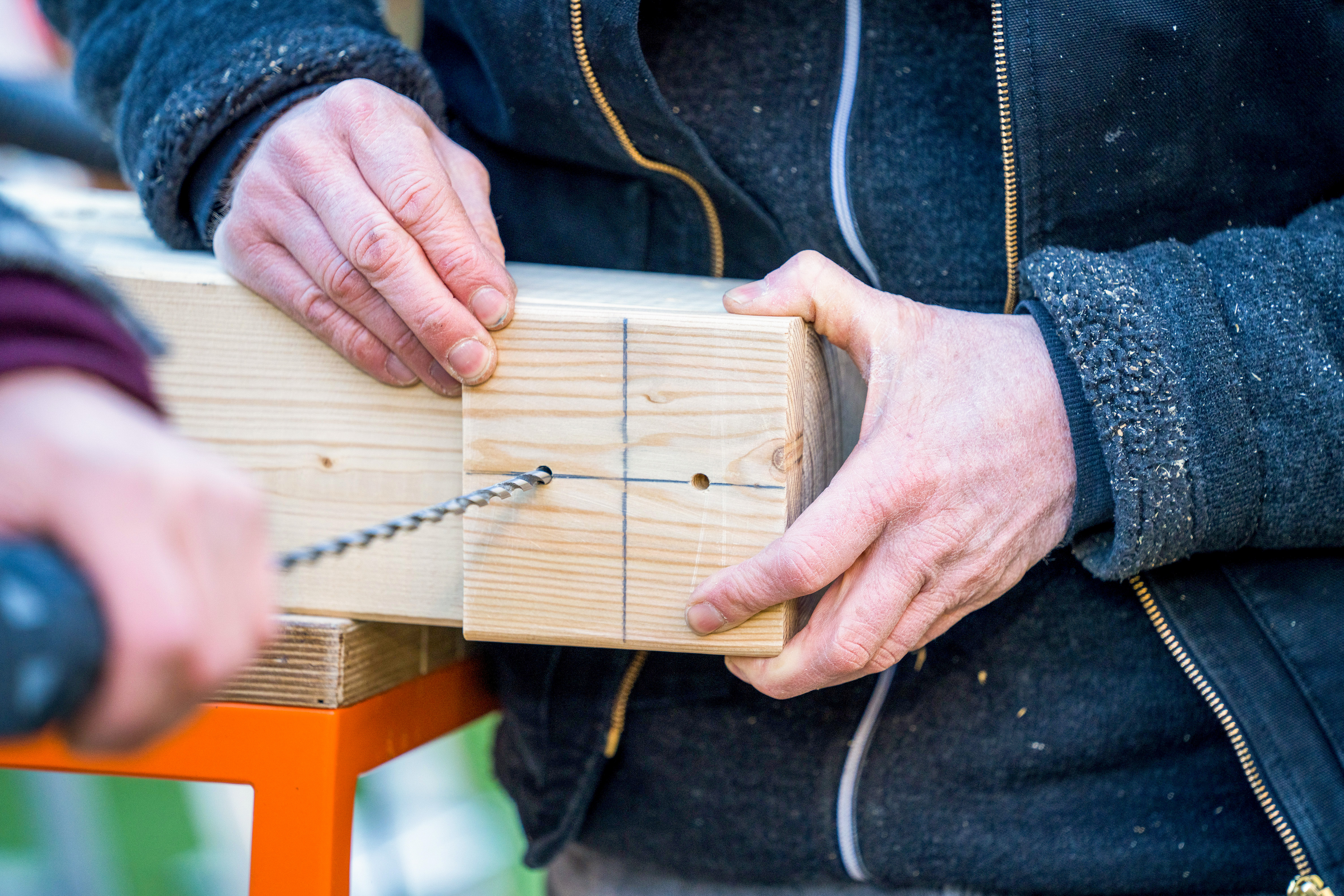 Ein Balken wird mit Hilfe der Schablone vorgebohrt