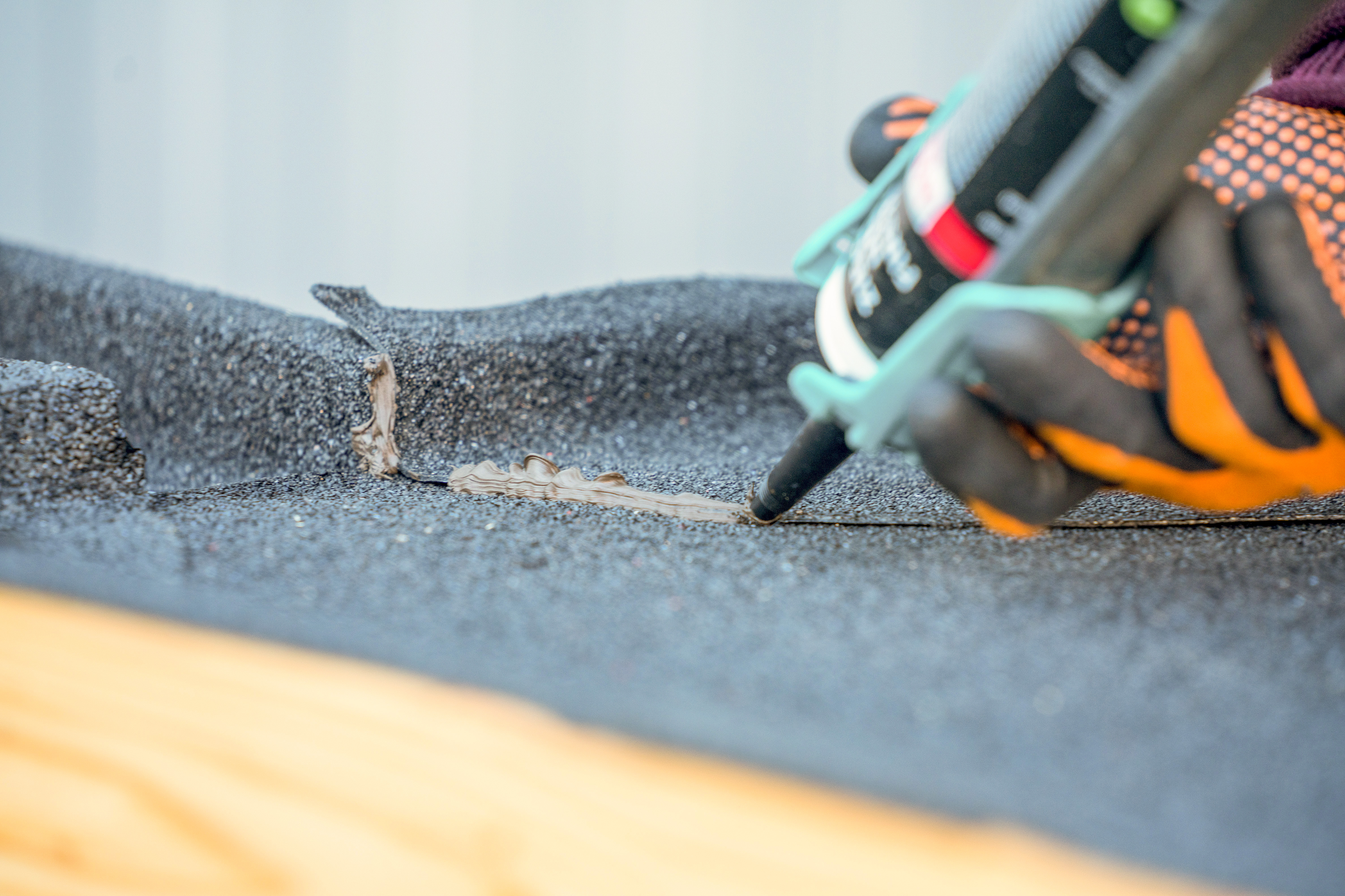 Dachpappe wird mit Bitumenkleber verklebt