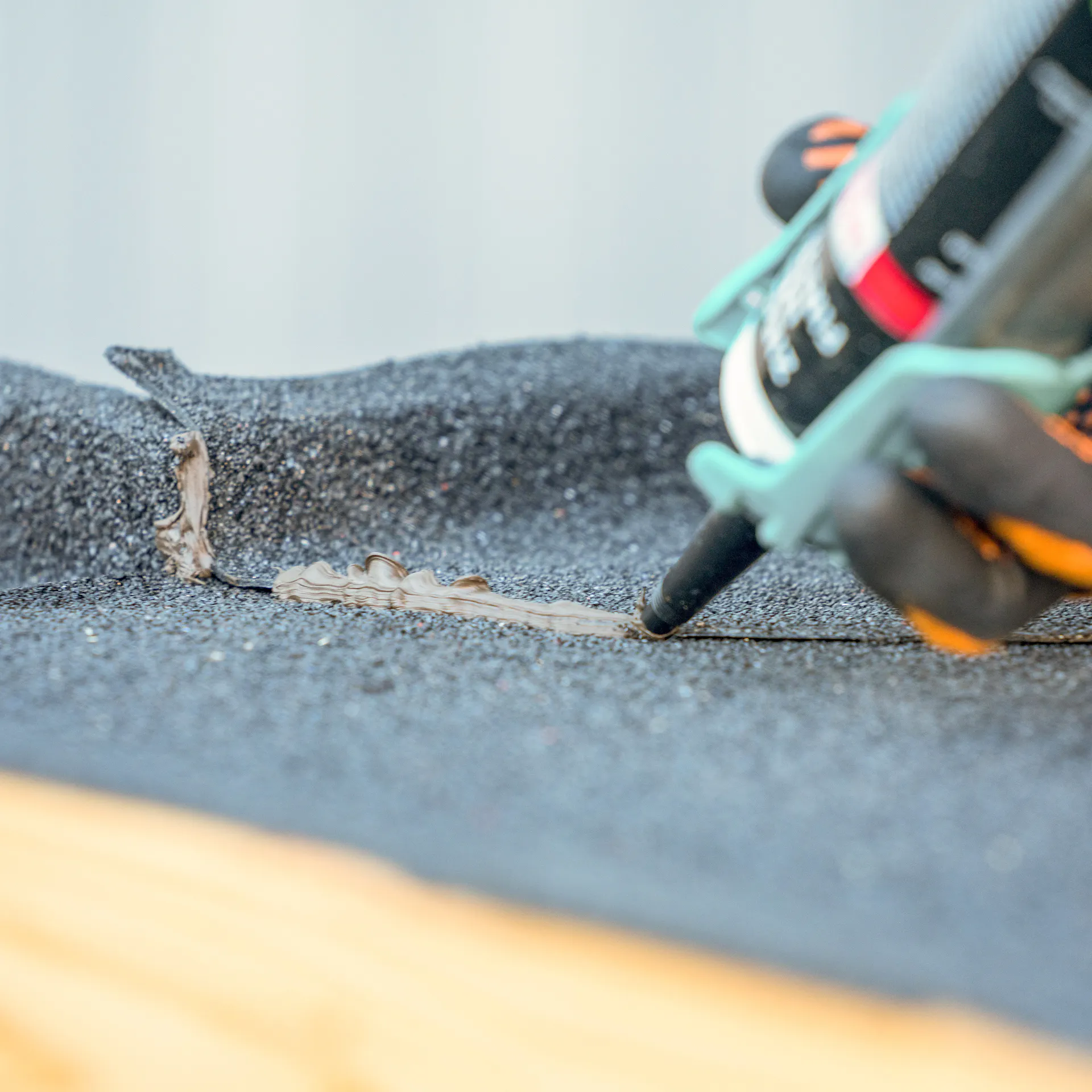 Dachpappe wird mit Bitumenkleber verklebt