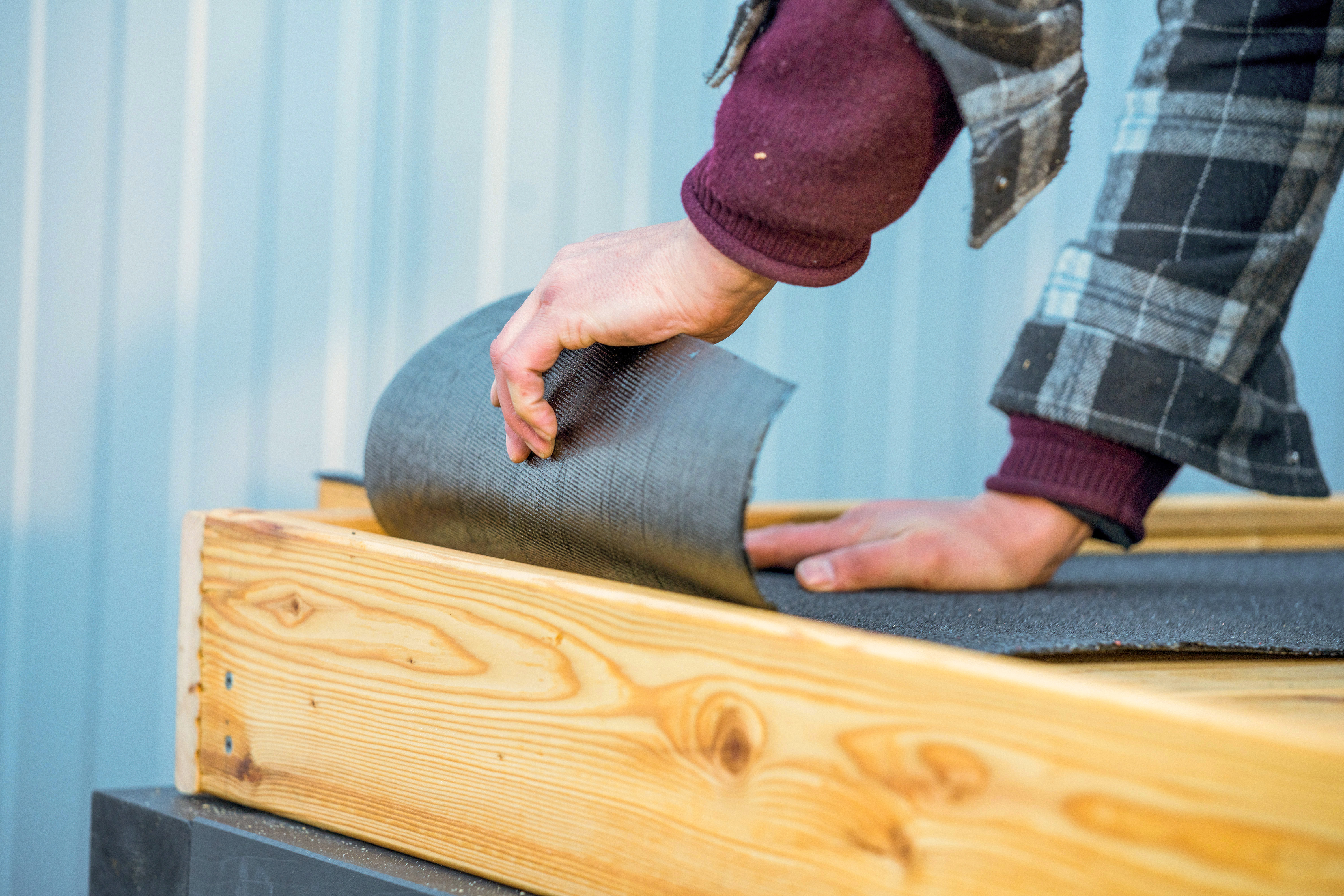 Dachpappe wird ausgerollt