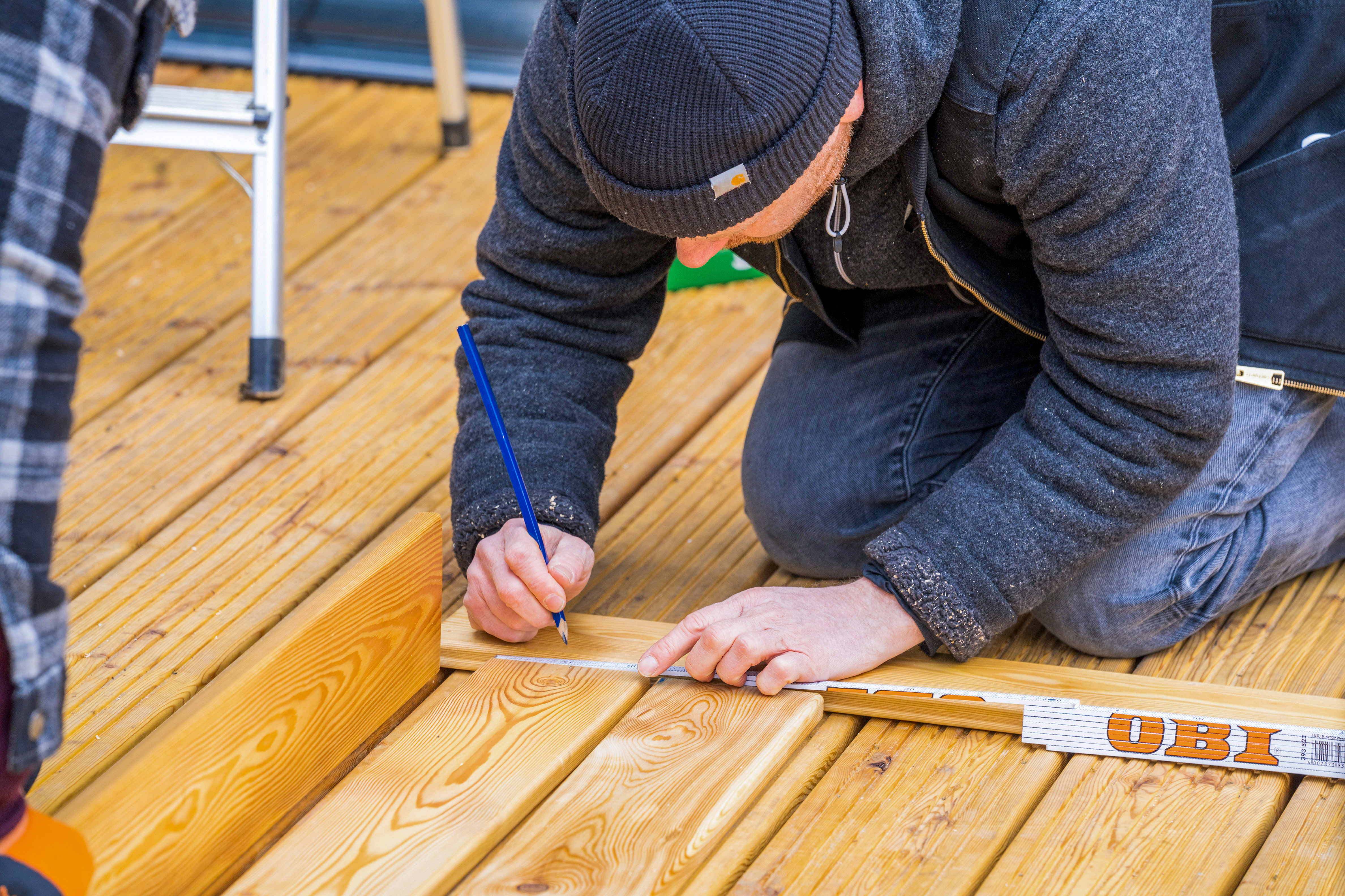 Heimwerker markiert Position der Lamellen