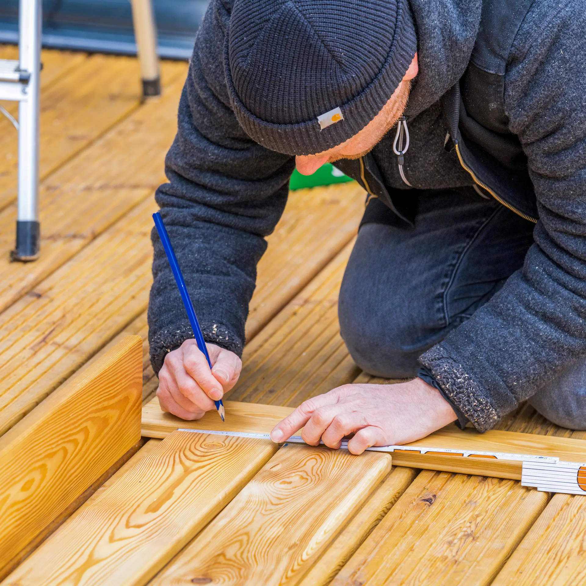 Heimwerker markiert Position der Lamellen