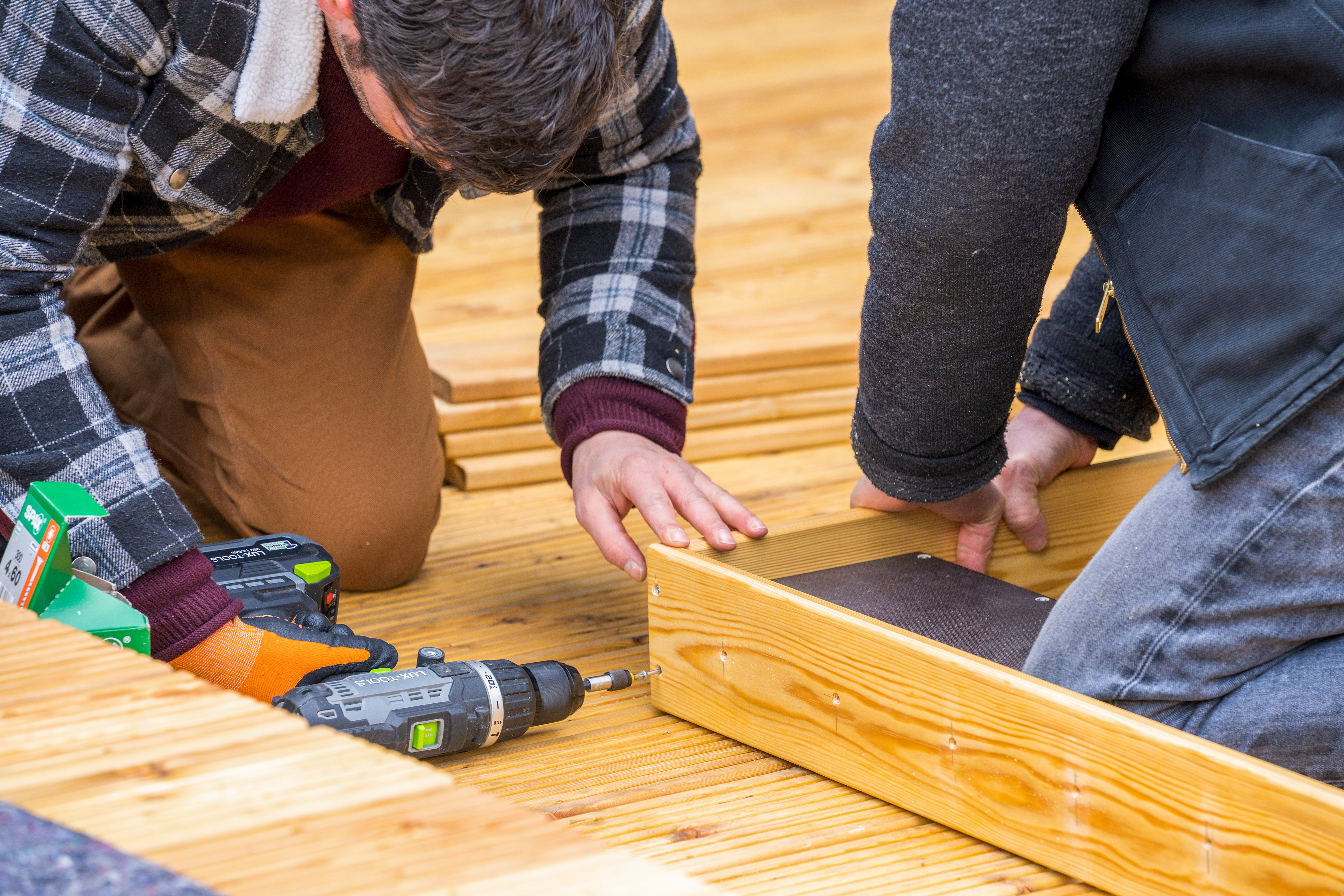 Rahmen des Seitenelements der Gartenlaube wird verschraubt