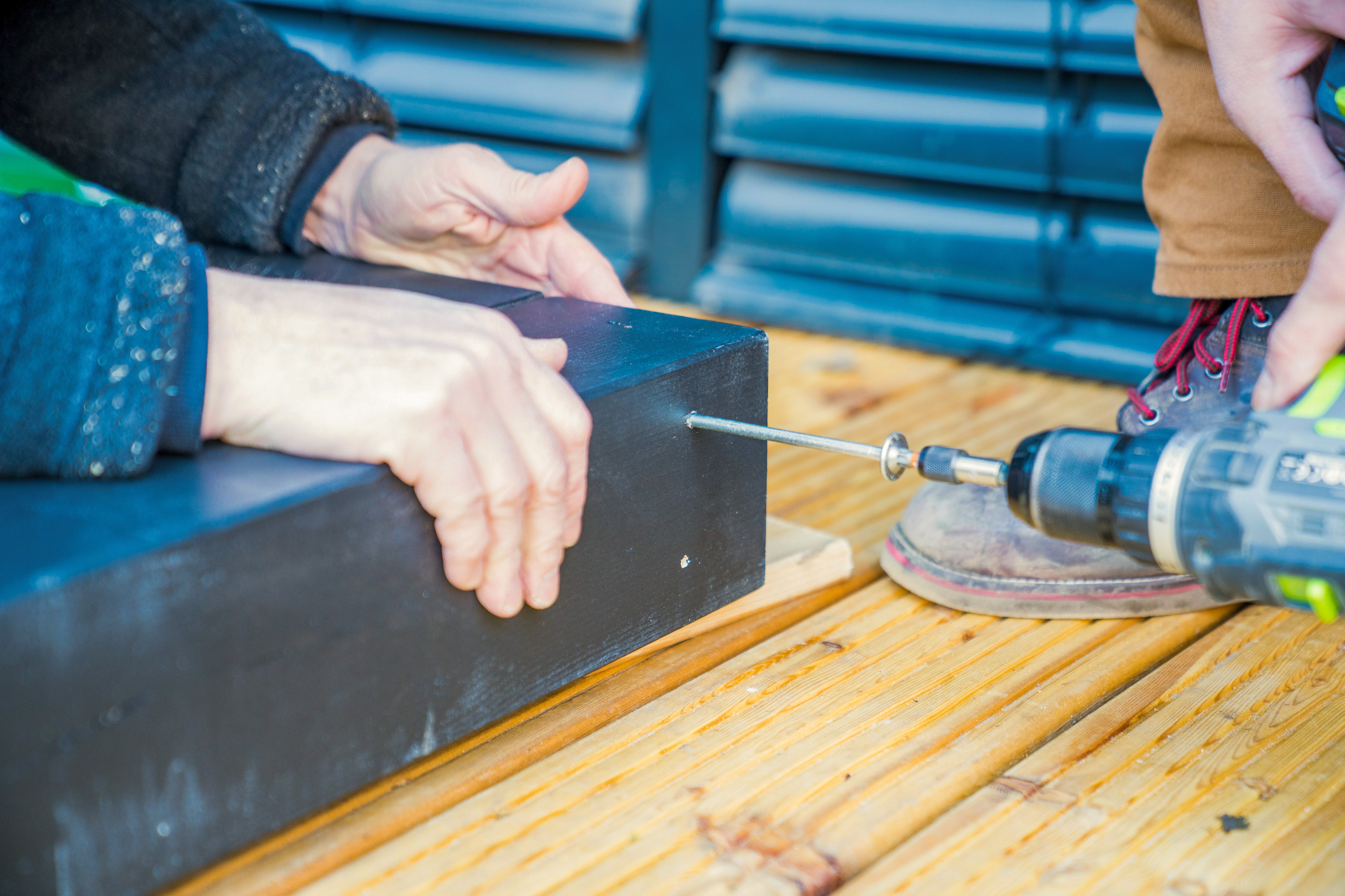 Zwei Balken werden mit einem Akkuschrauber verschraubt