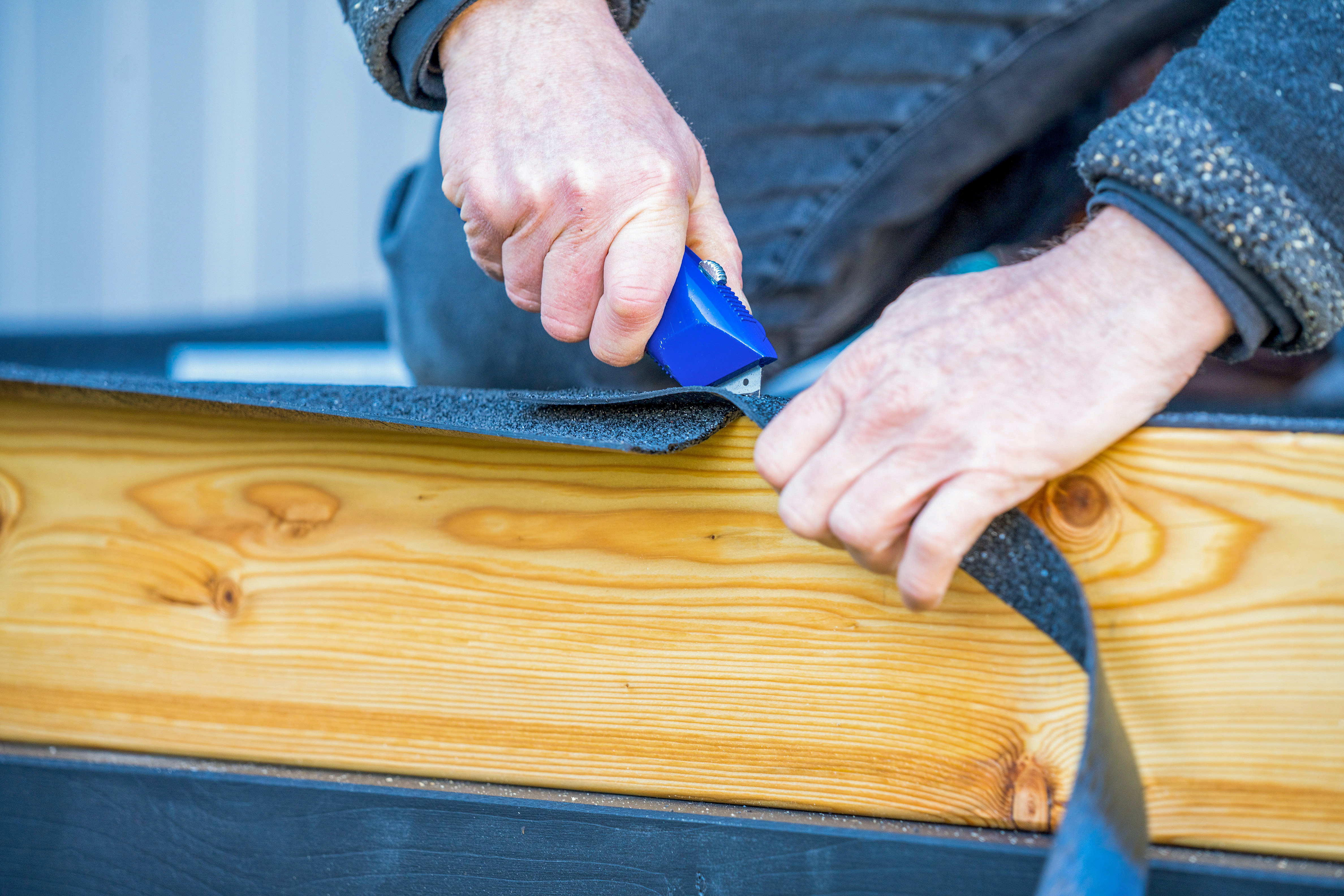 Überstehende Dachpappe wird abgeschnitten