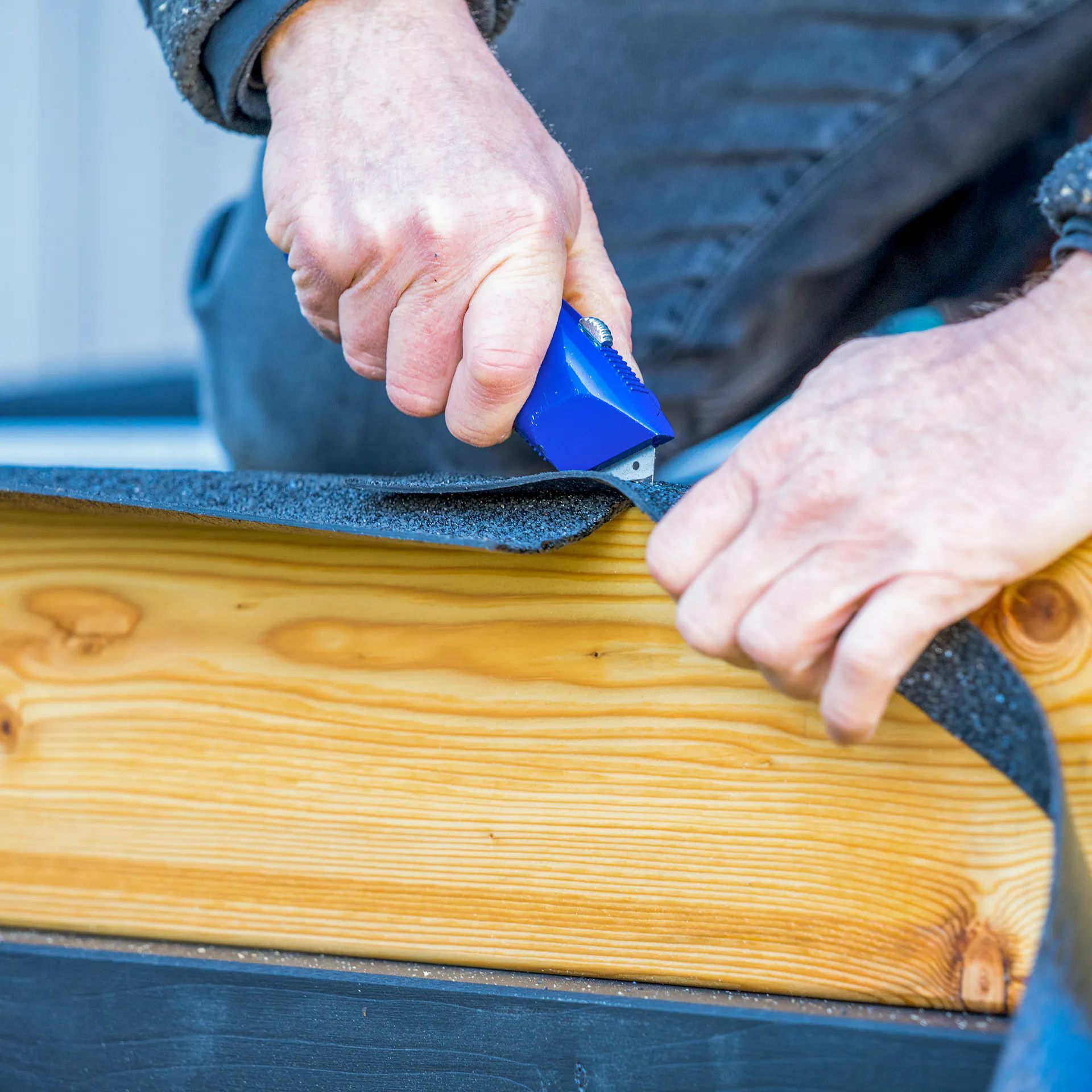 Überstehende Dachpappe wird abgeschnitten