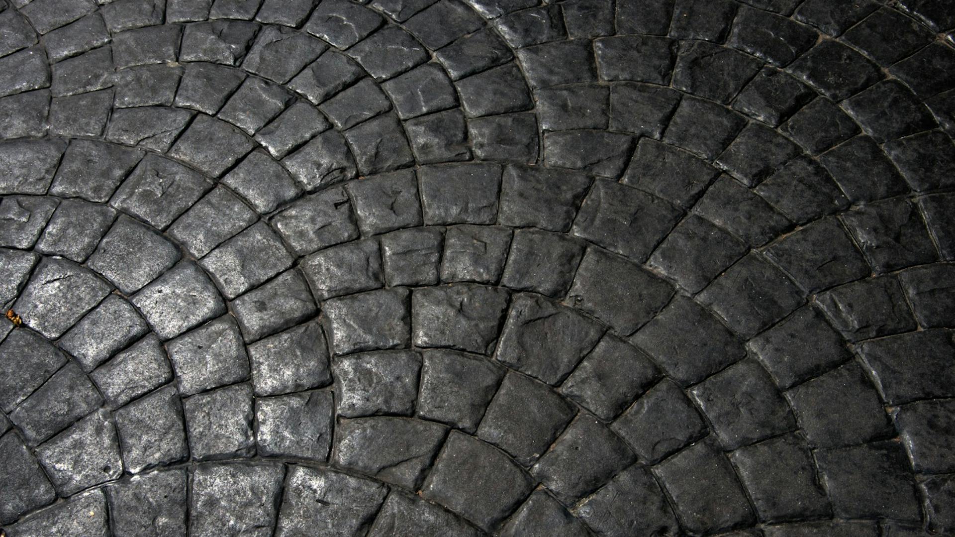 Halbkreisförmig verlegtes Natursteinpflaster