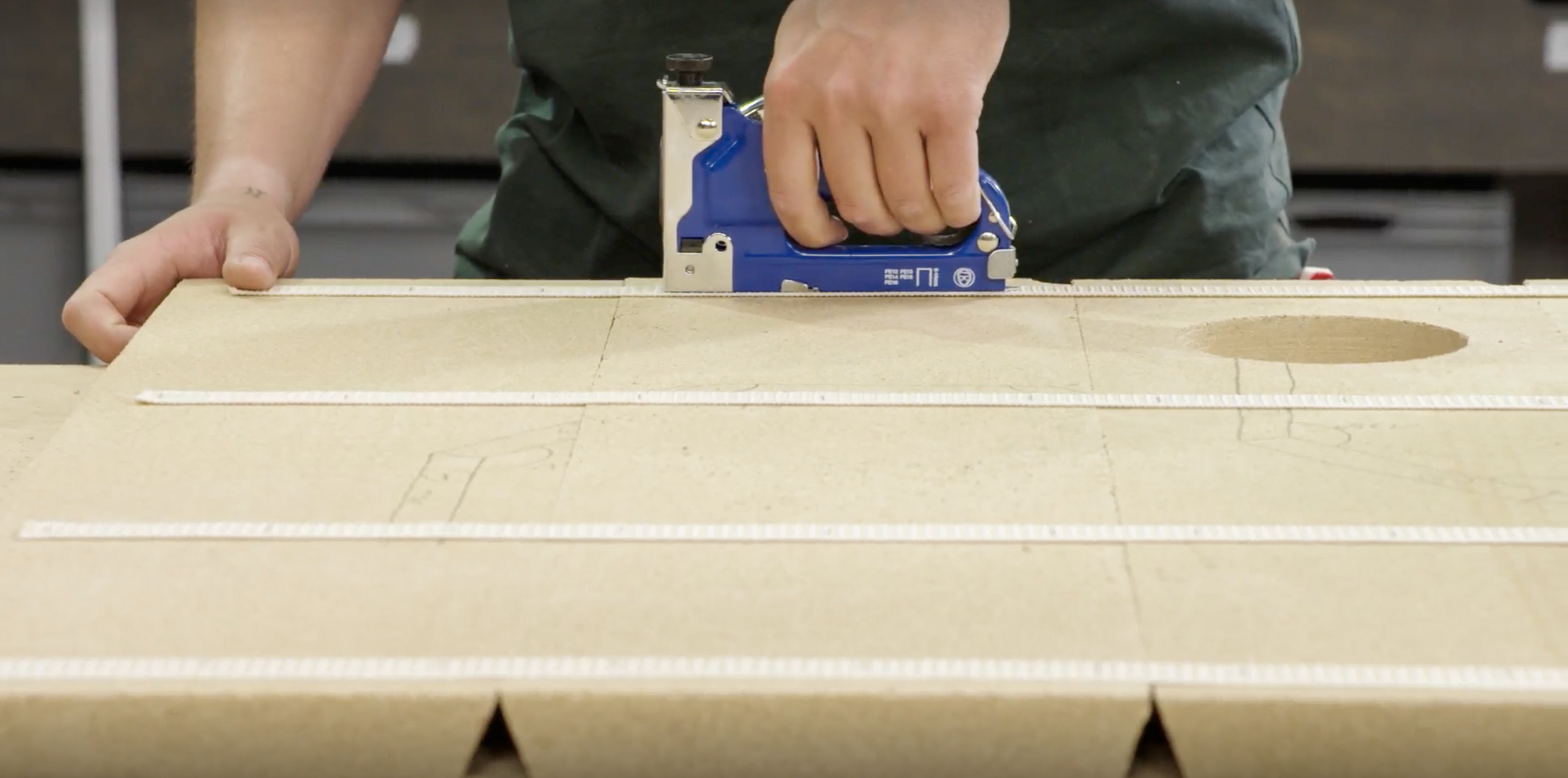 Připevnění pásek na rolety na vermikulitové desky pomocí sponkovačky.