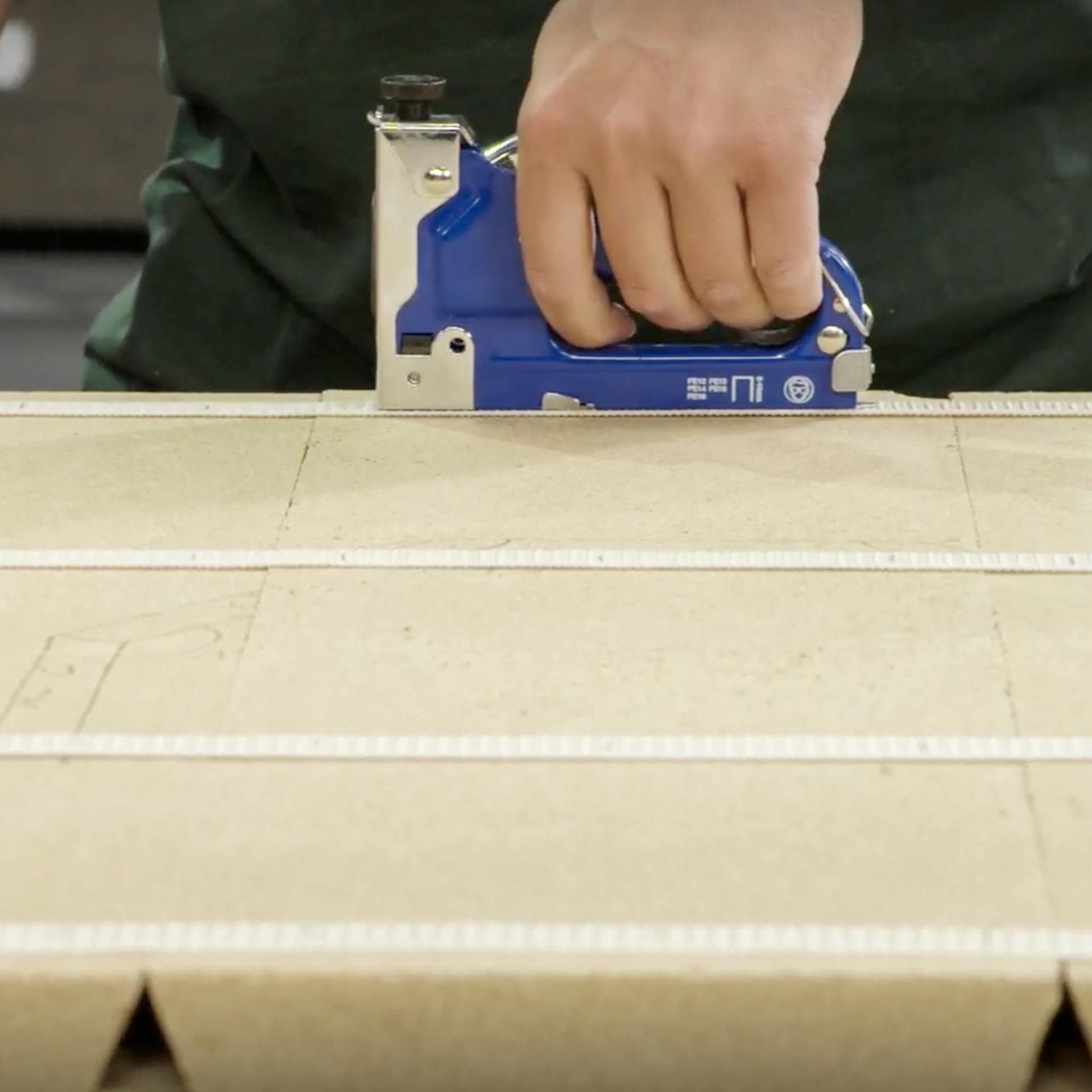 Připevnění pásek na rolety na vermikulitové desky pomocí sponkovačky.