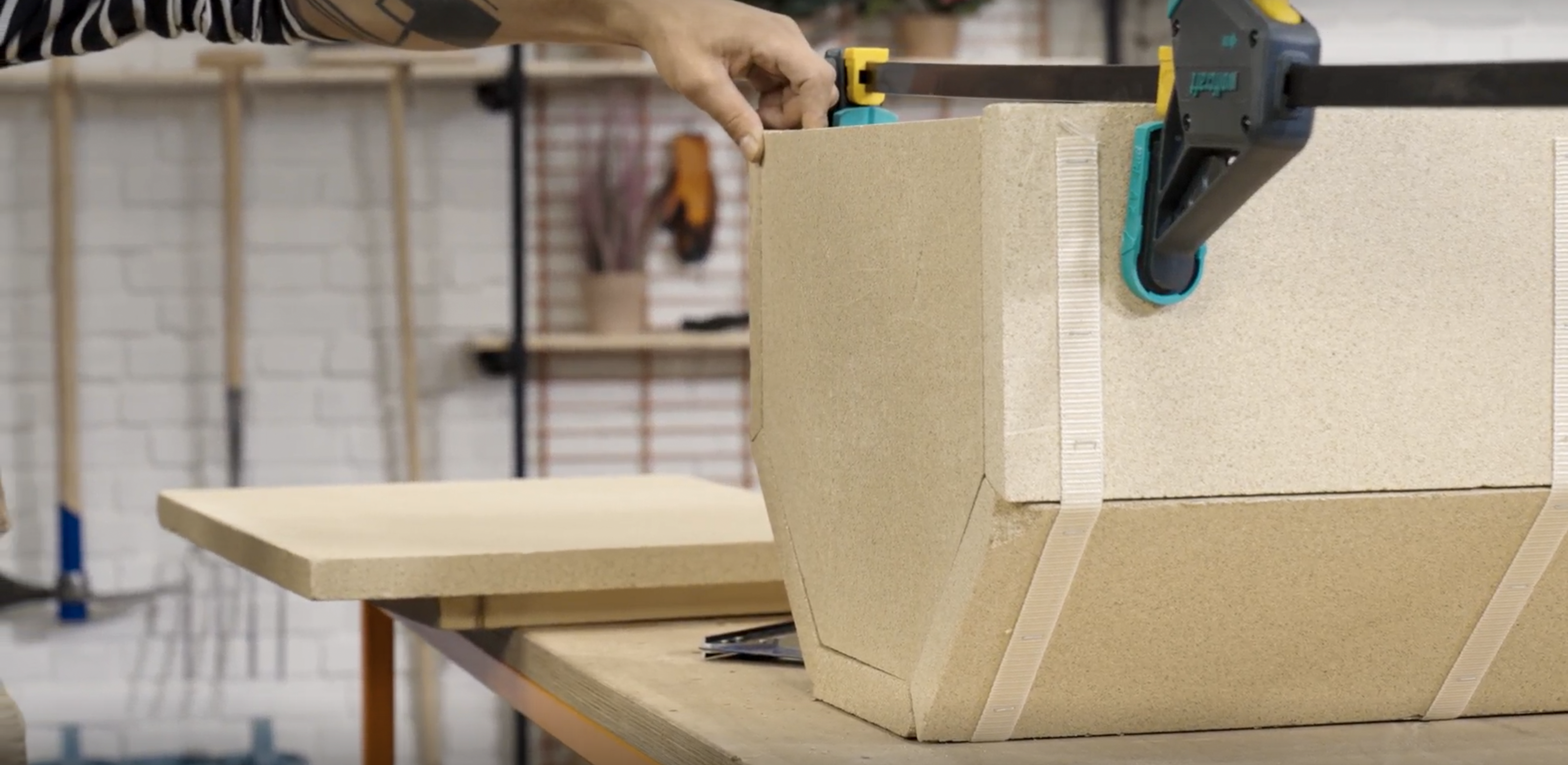 Upevnění spojených desek pomocí šroubové svěrky.