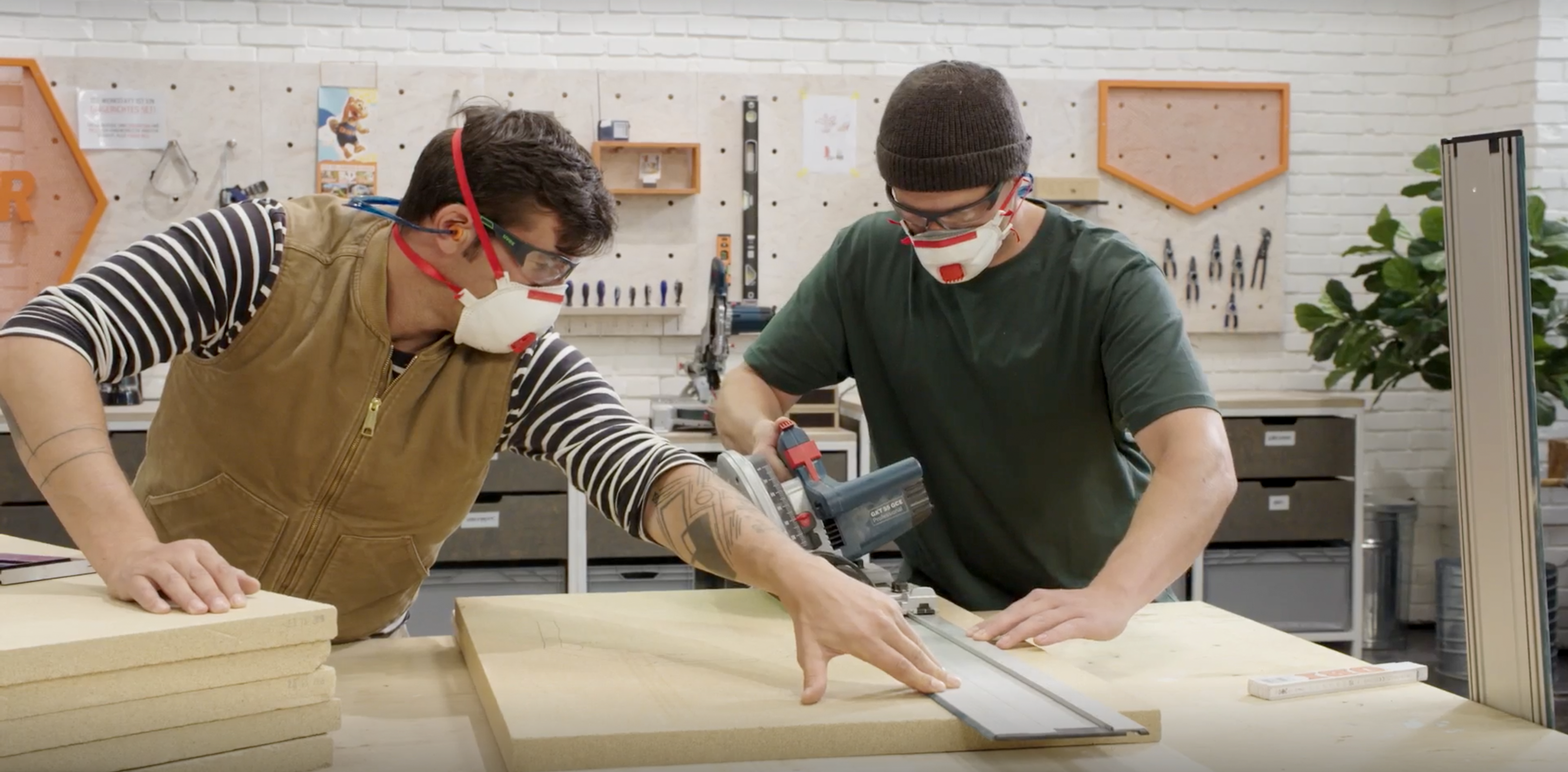 Uříznutí vermikulitových desek na míru pomocí ponorné pily.