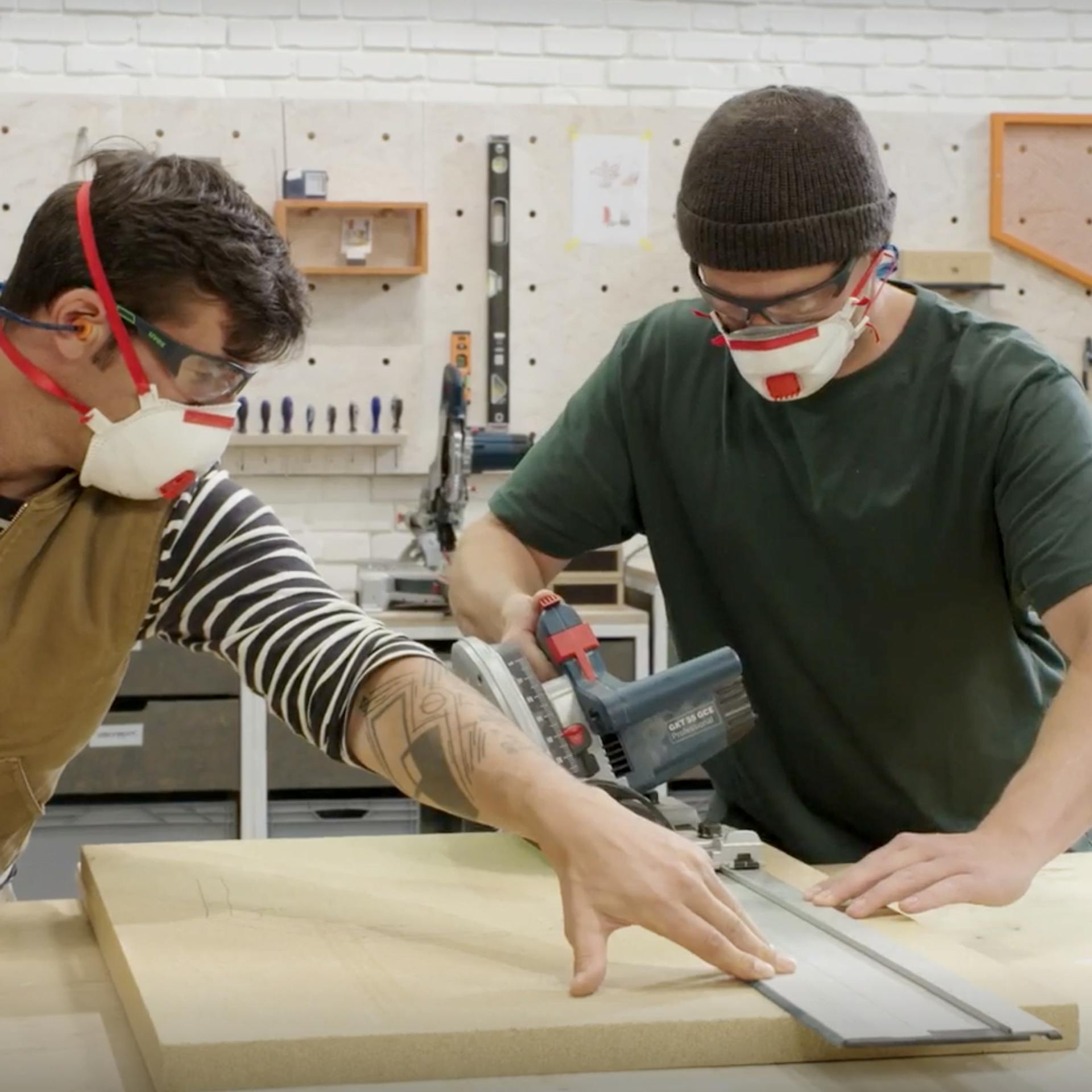 Uříznutí vermikulitových desek na míru pomocí ponorné pily.