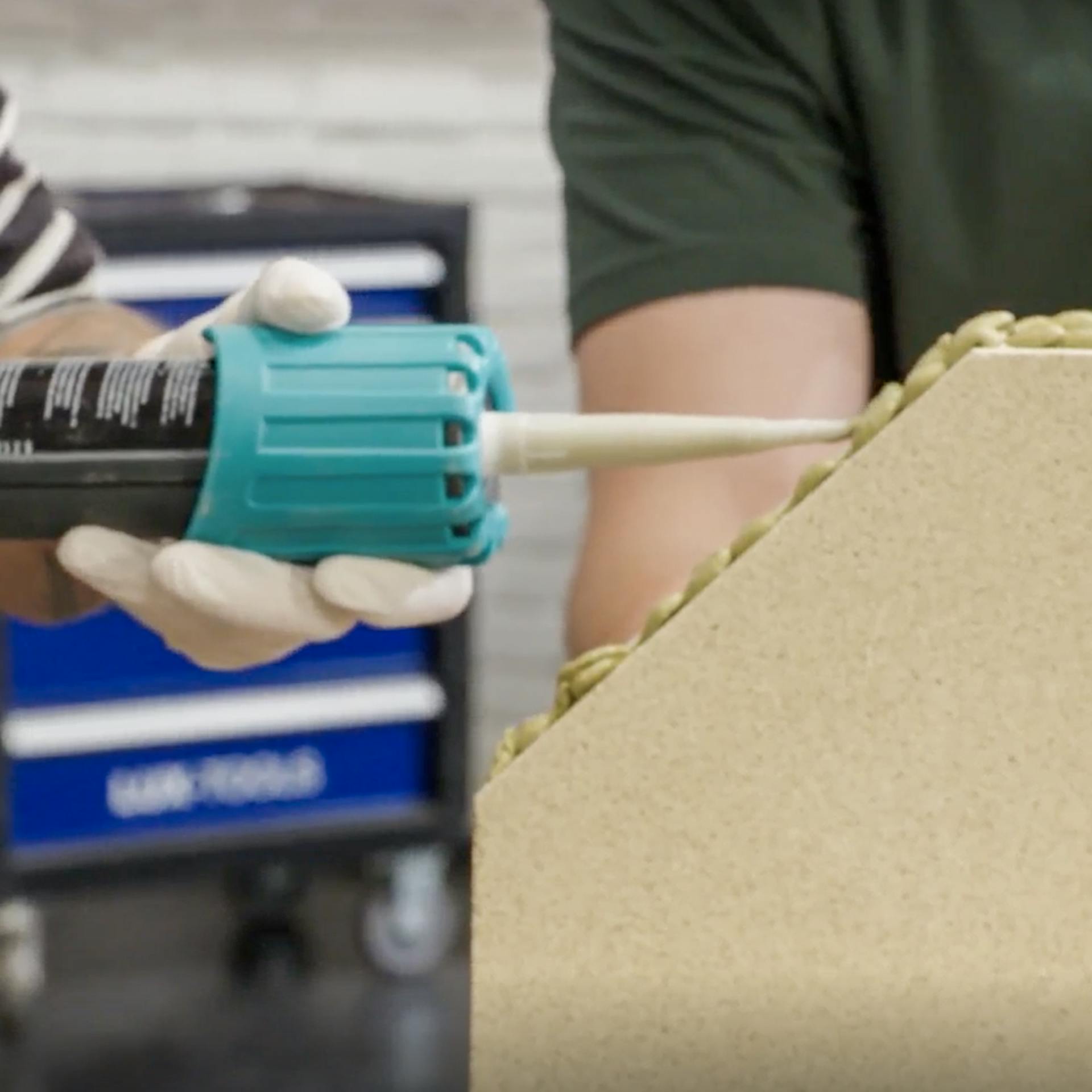 Nanesení speciálního lepidla kartušovou pistolí.