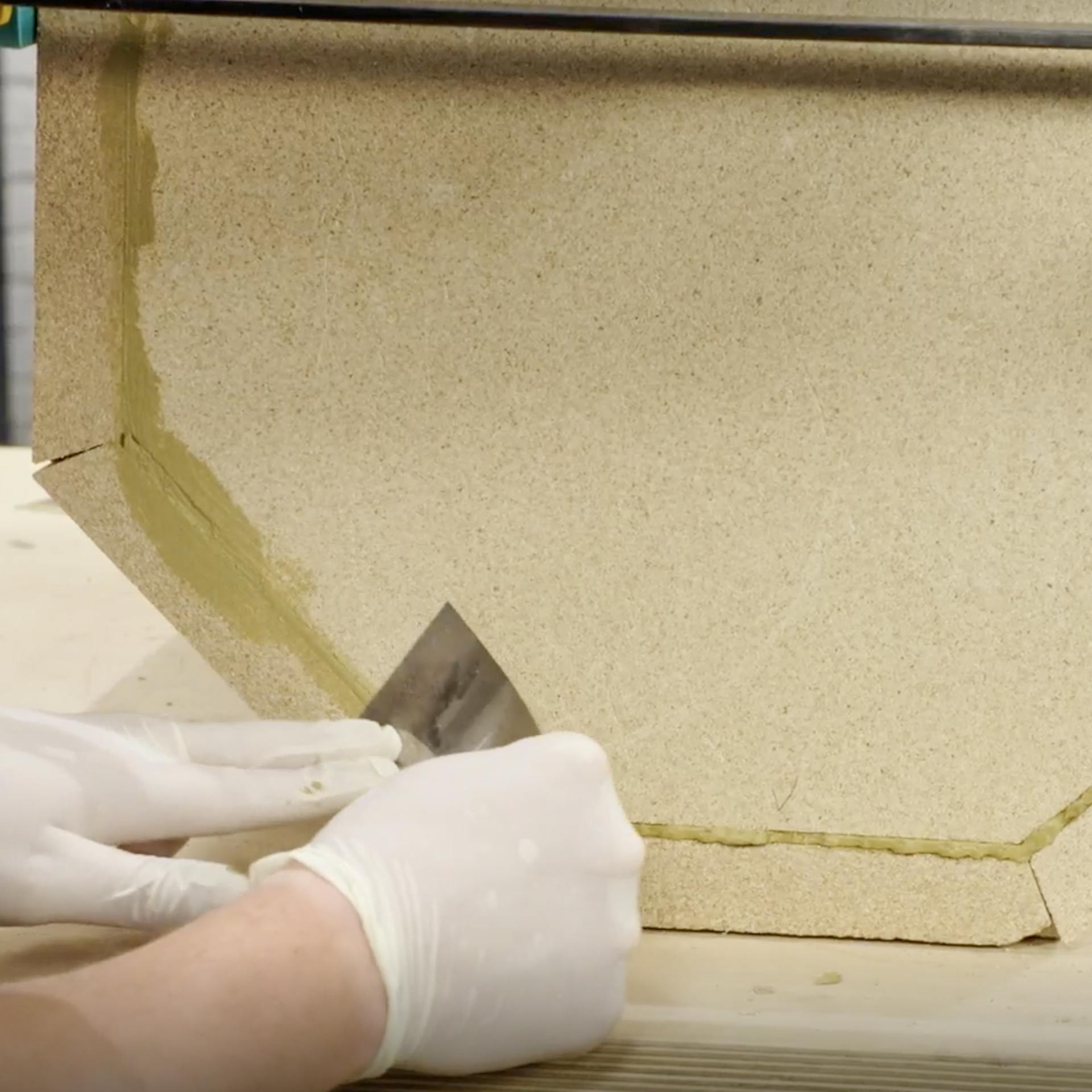 Rozetření přebytečného lepidla špachtlí.