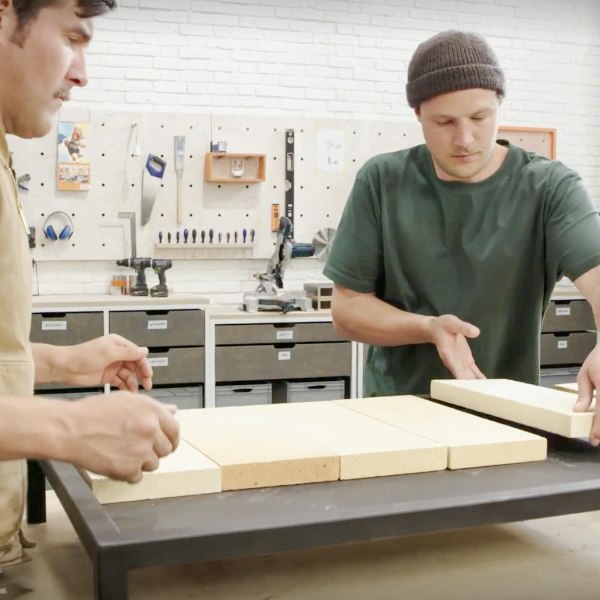 Položení šamotových cihel do podstavce.