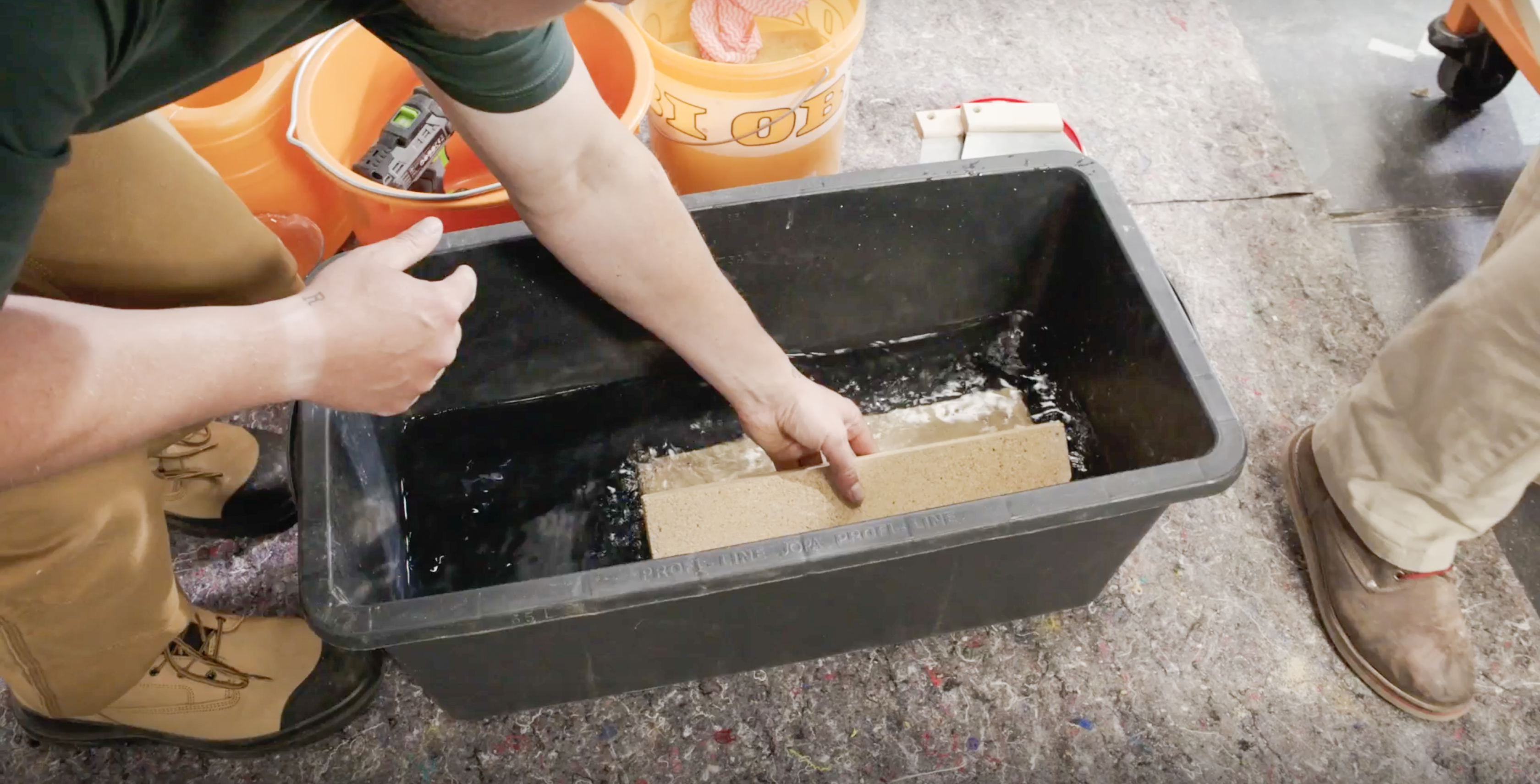 Šamotové cihly se před řezáním namočí do vody.