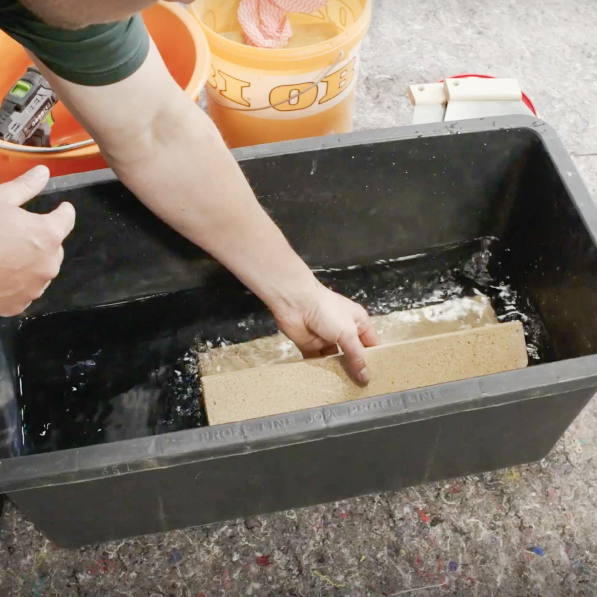 Šamotové cihly se před řezáním namočí do vody.