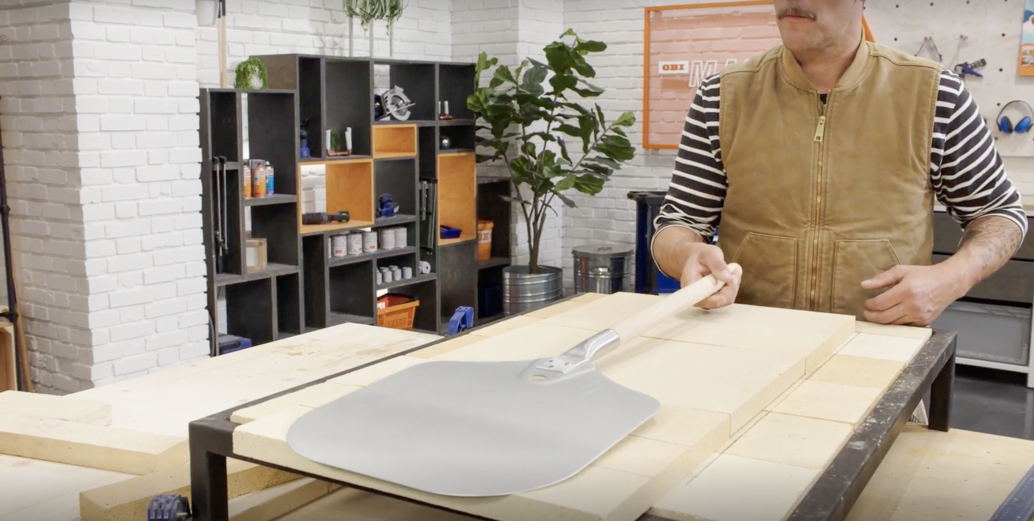 Vyměření velikosti pečicí komory pomocí lopaty na pizzu.