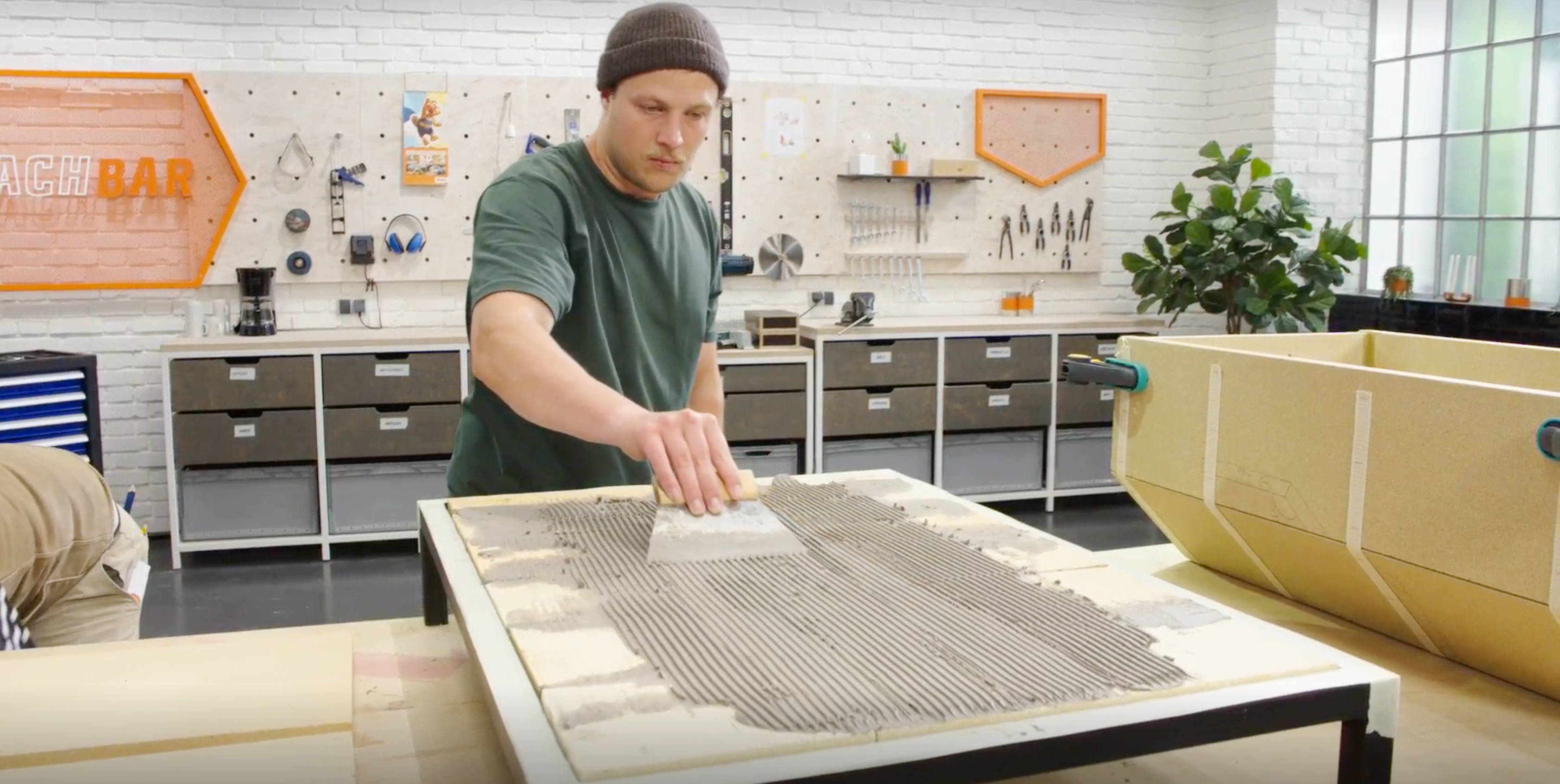 Rozetření malty po pečicí ploše.