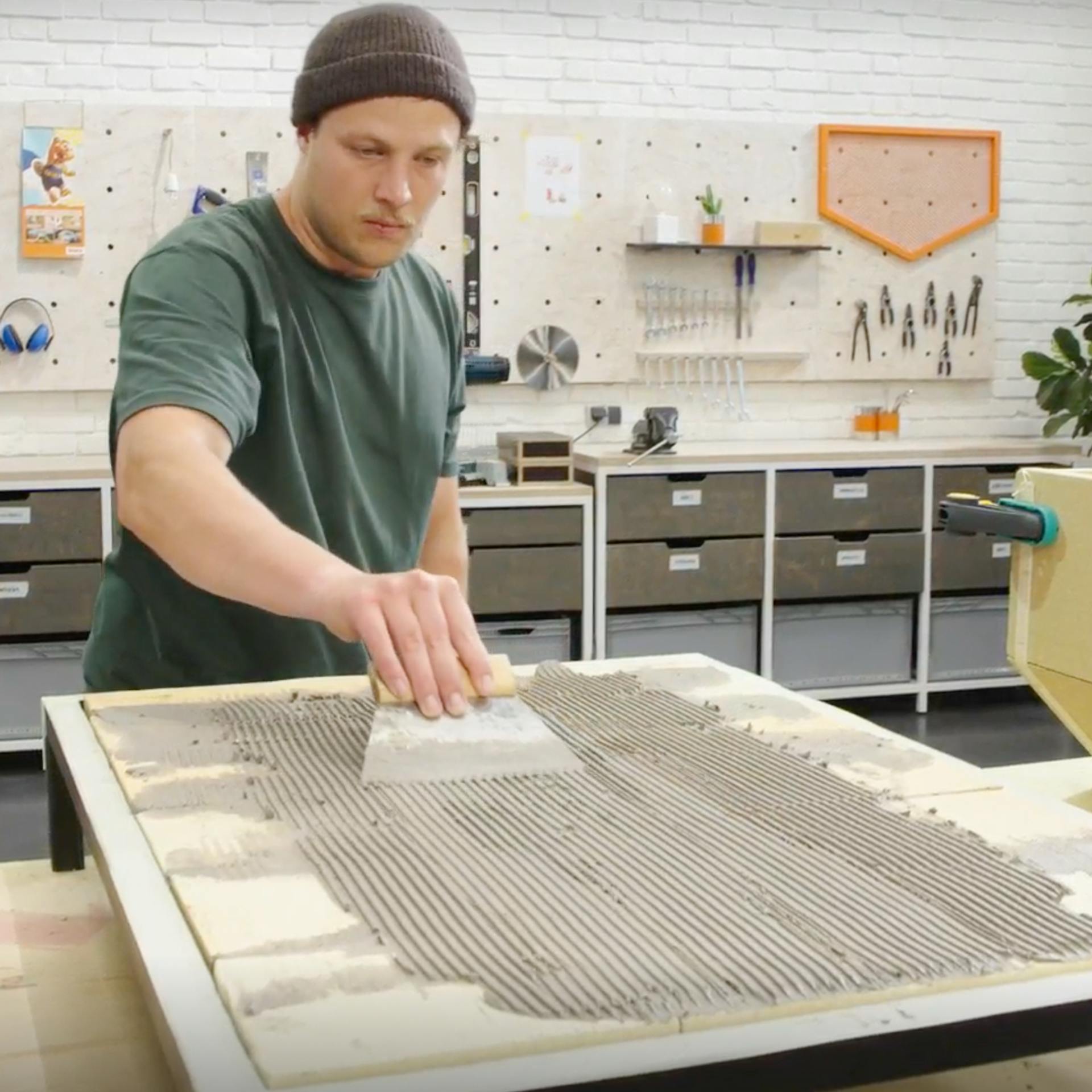 Rozetření malty po pečicí ploše.