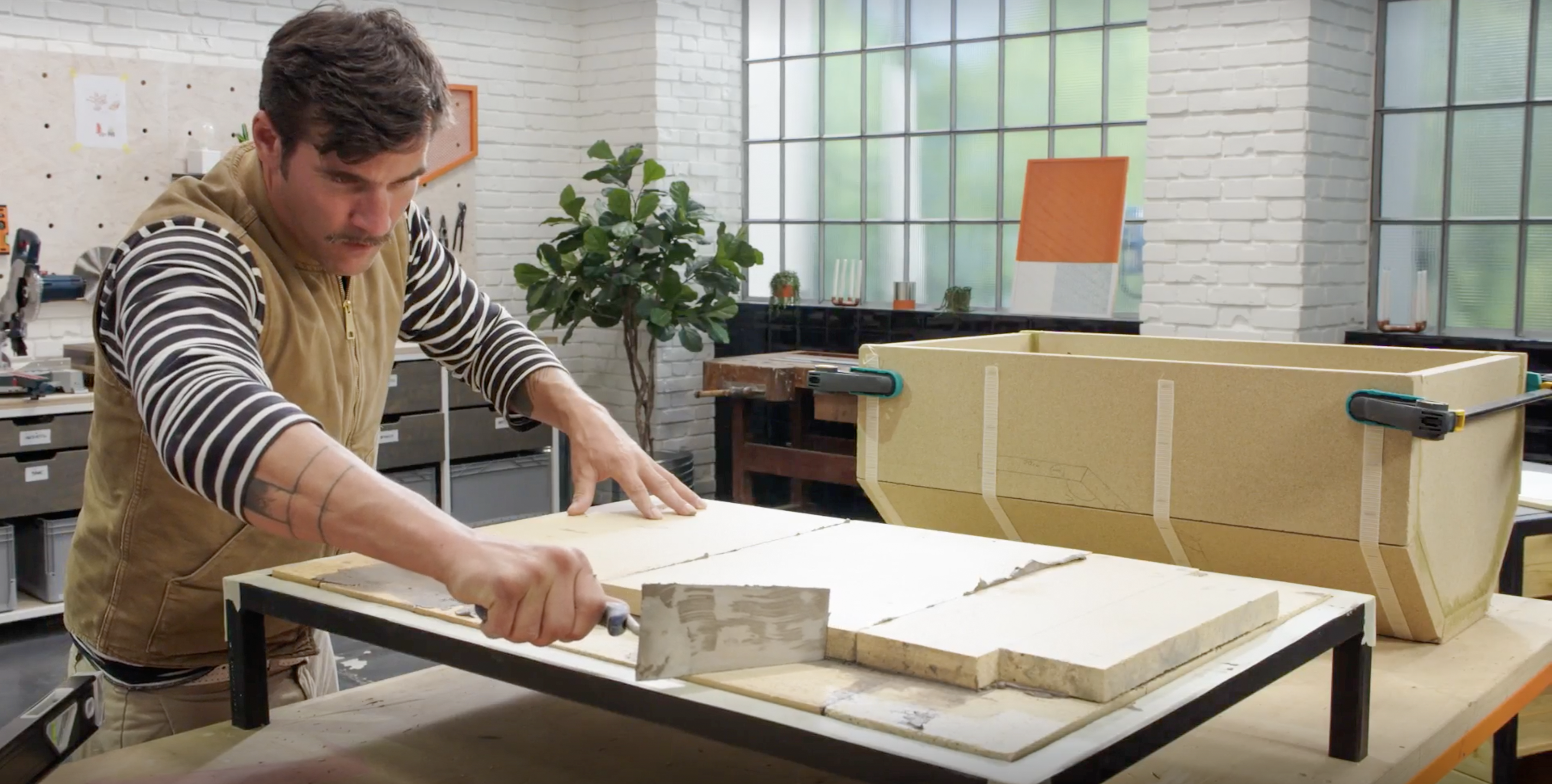 Odstranění přebytečné malty z cihel.