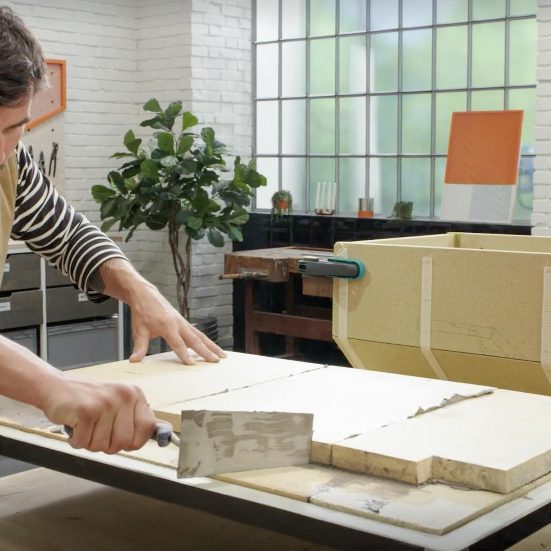 Odstranění přebytečné malty z cihel.