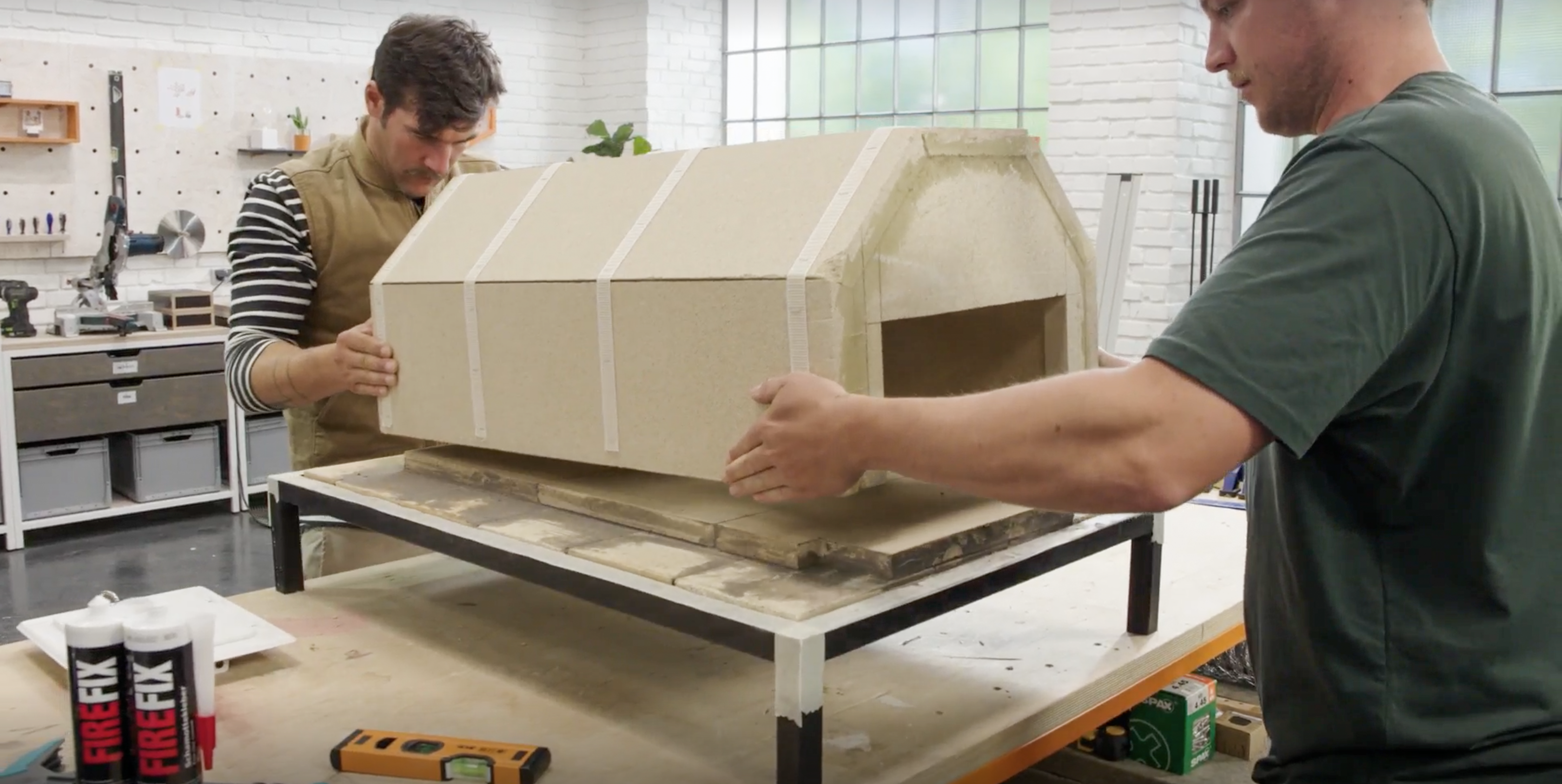 Pečicí komora umísťovaná na podstavec.