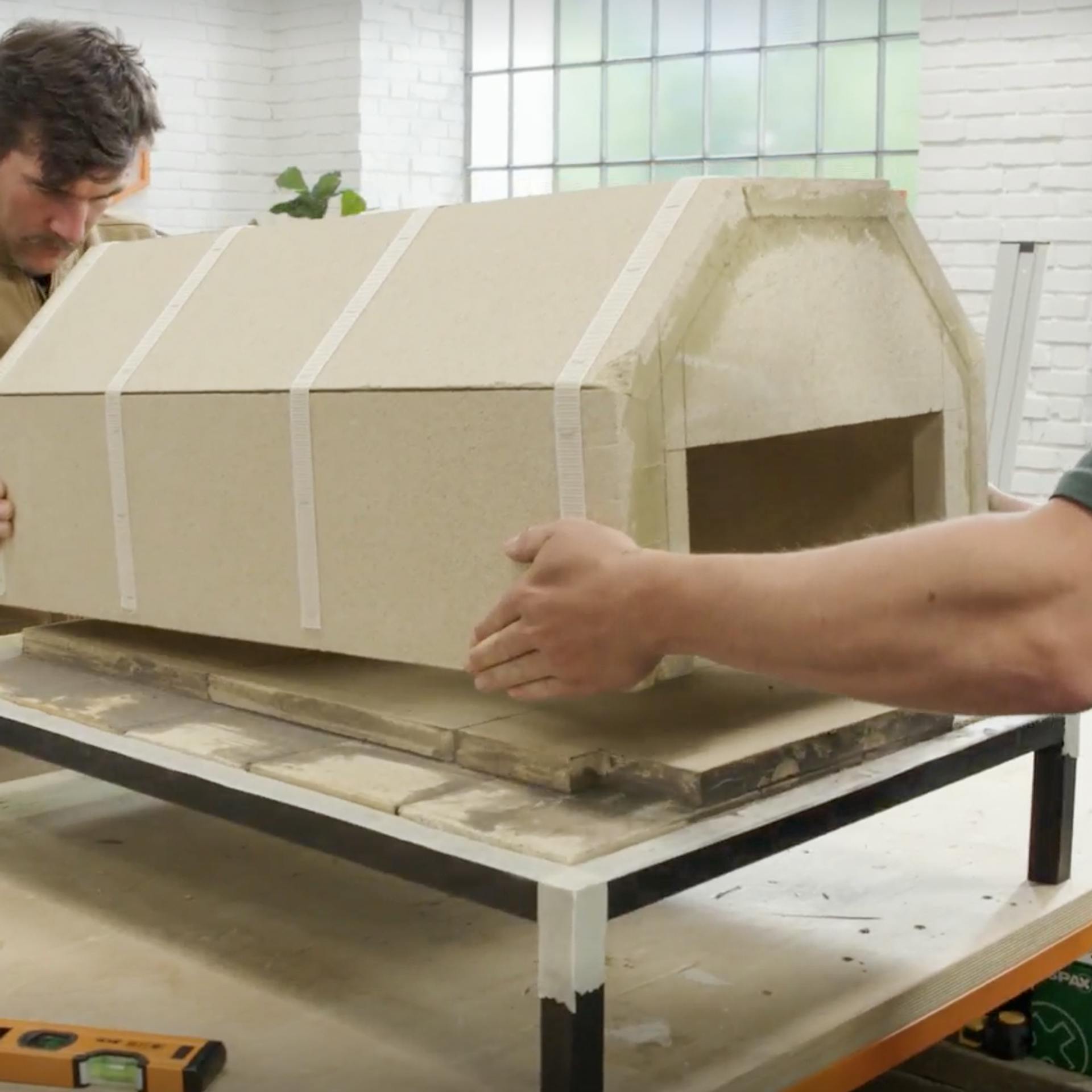 Pečicí komora umísťovaná na podstavec.