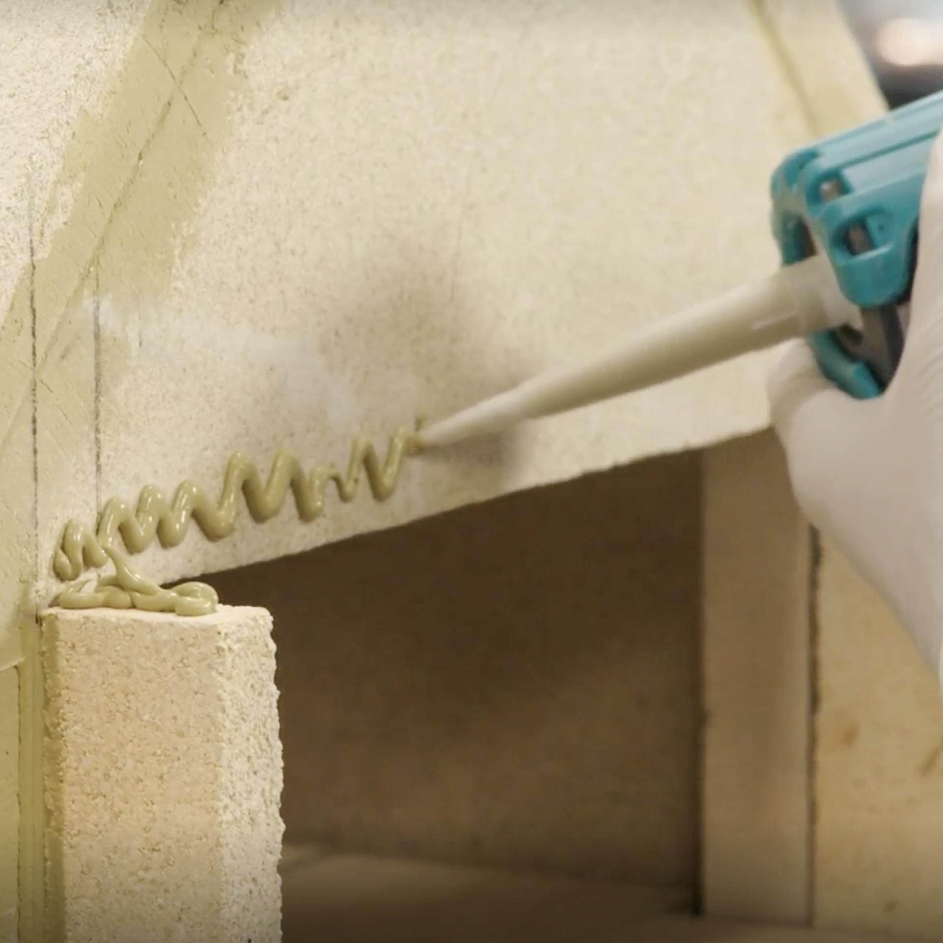 Na otvor pečicí komory je naneseno speciální lepidlo.