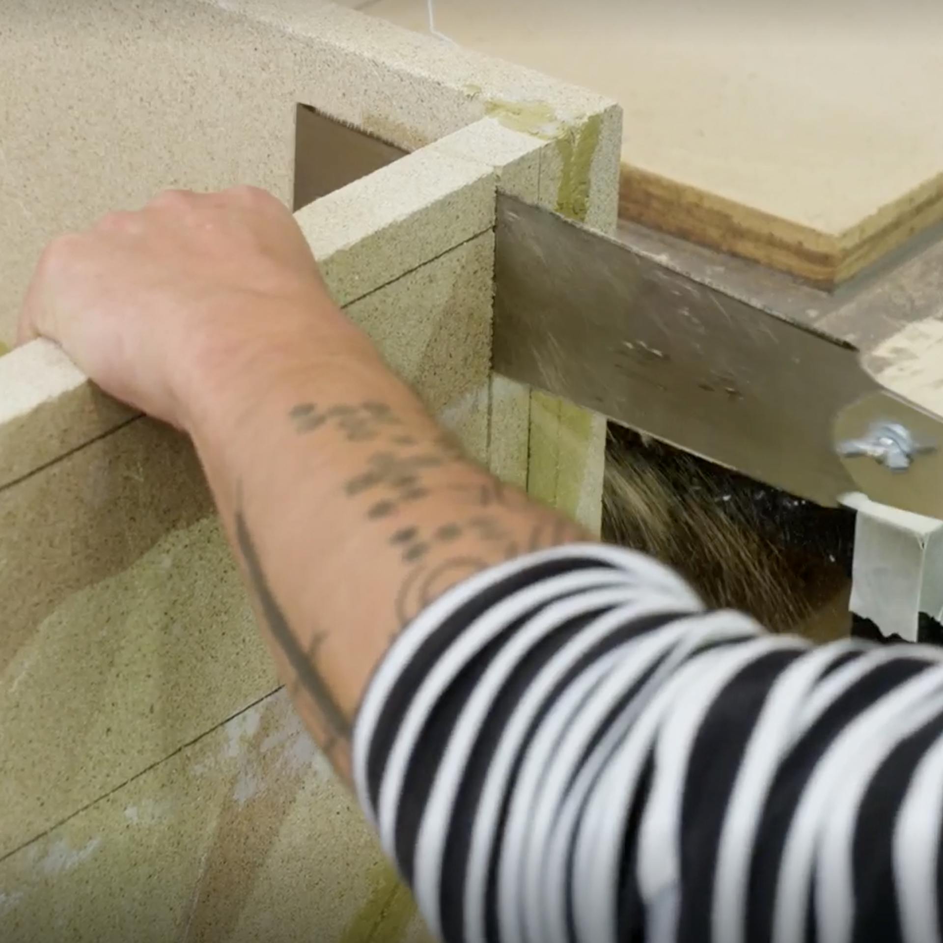 Otvor pro klapku vyřízněte z desky japonskou pilkou.