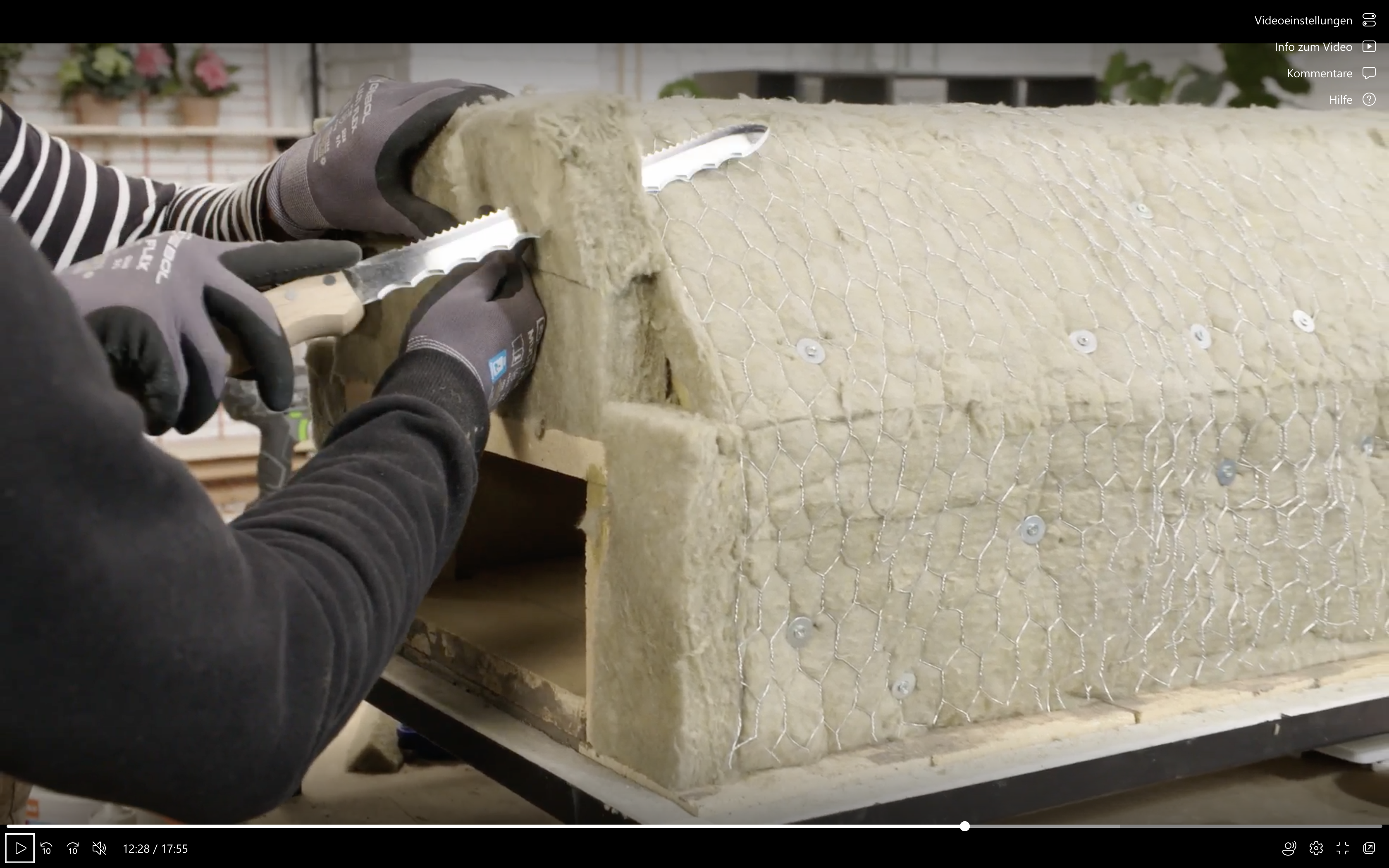 Vyříznutí přední strany pece z izolace.