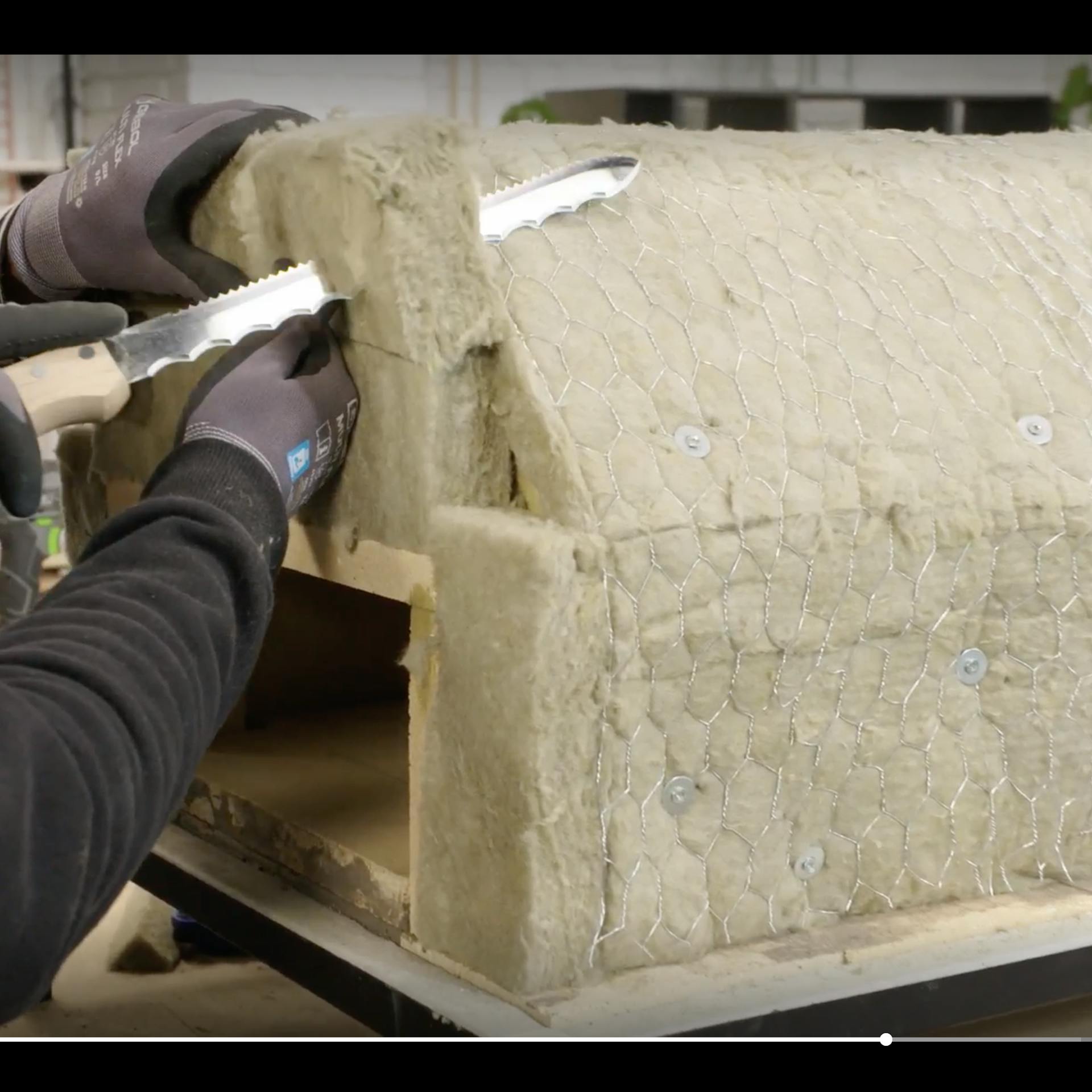 Vyříznutí přední strany pece z izolace.