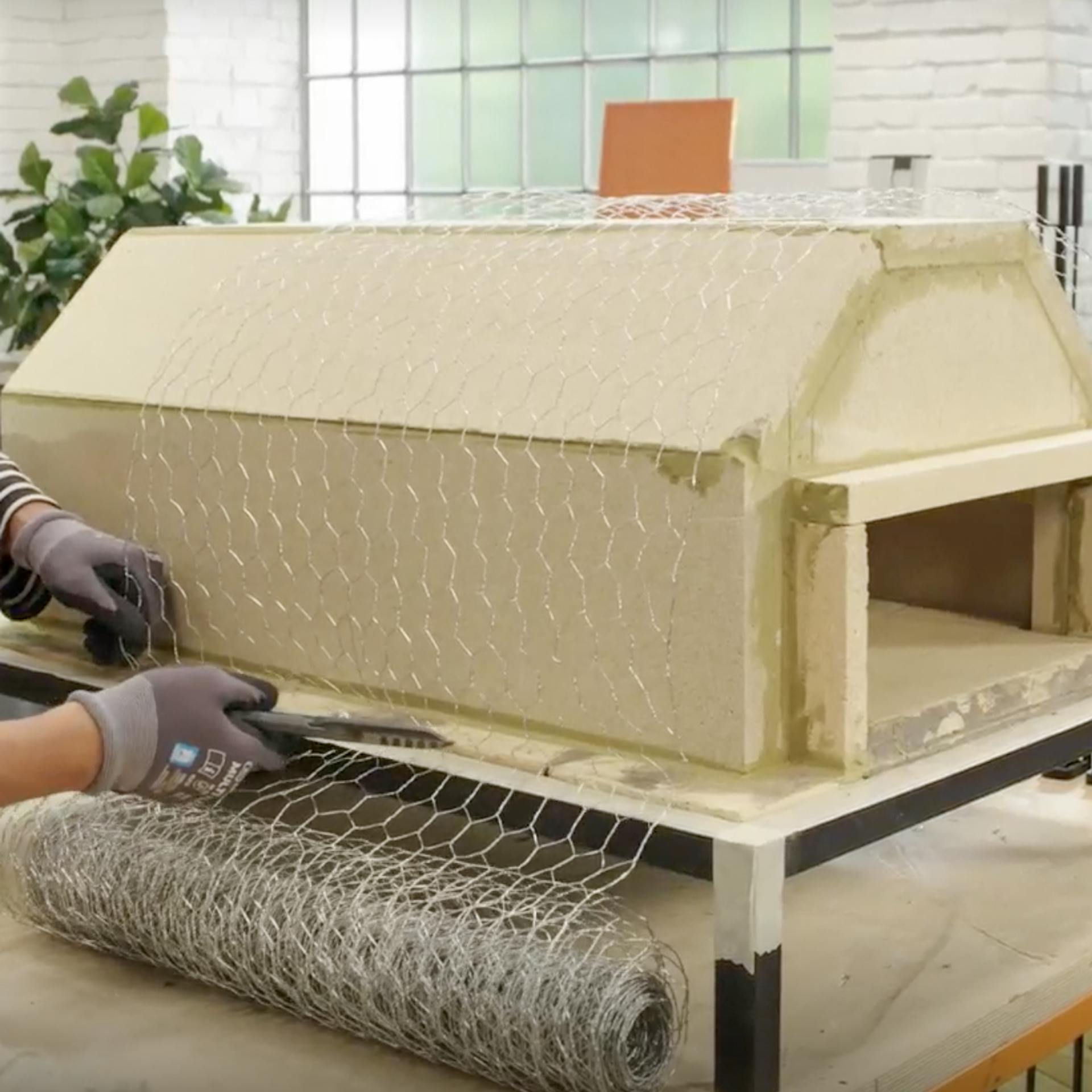 Natažení drátěného pletiva přes pec a zkrácení na požadovanou délku.