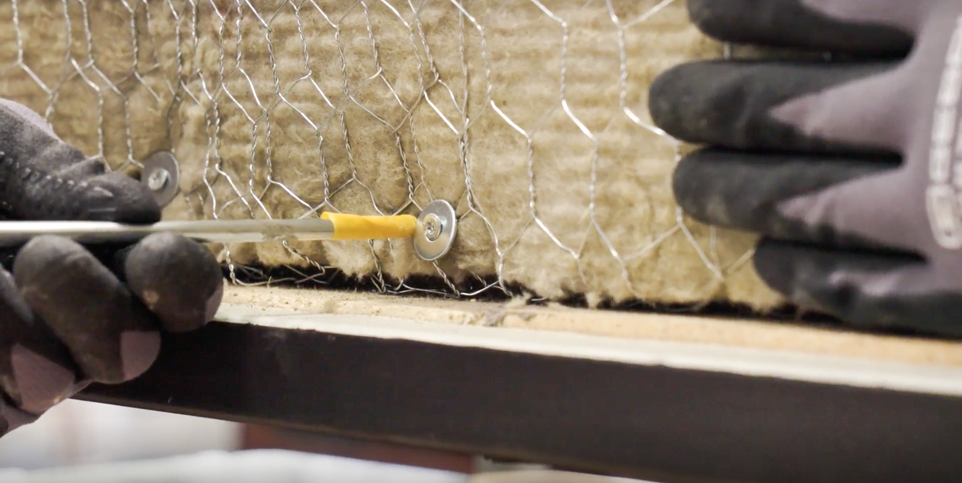 Připevnění izolace pomocí šroubů. 