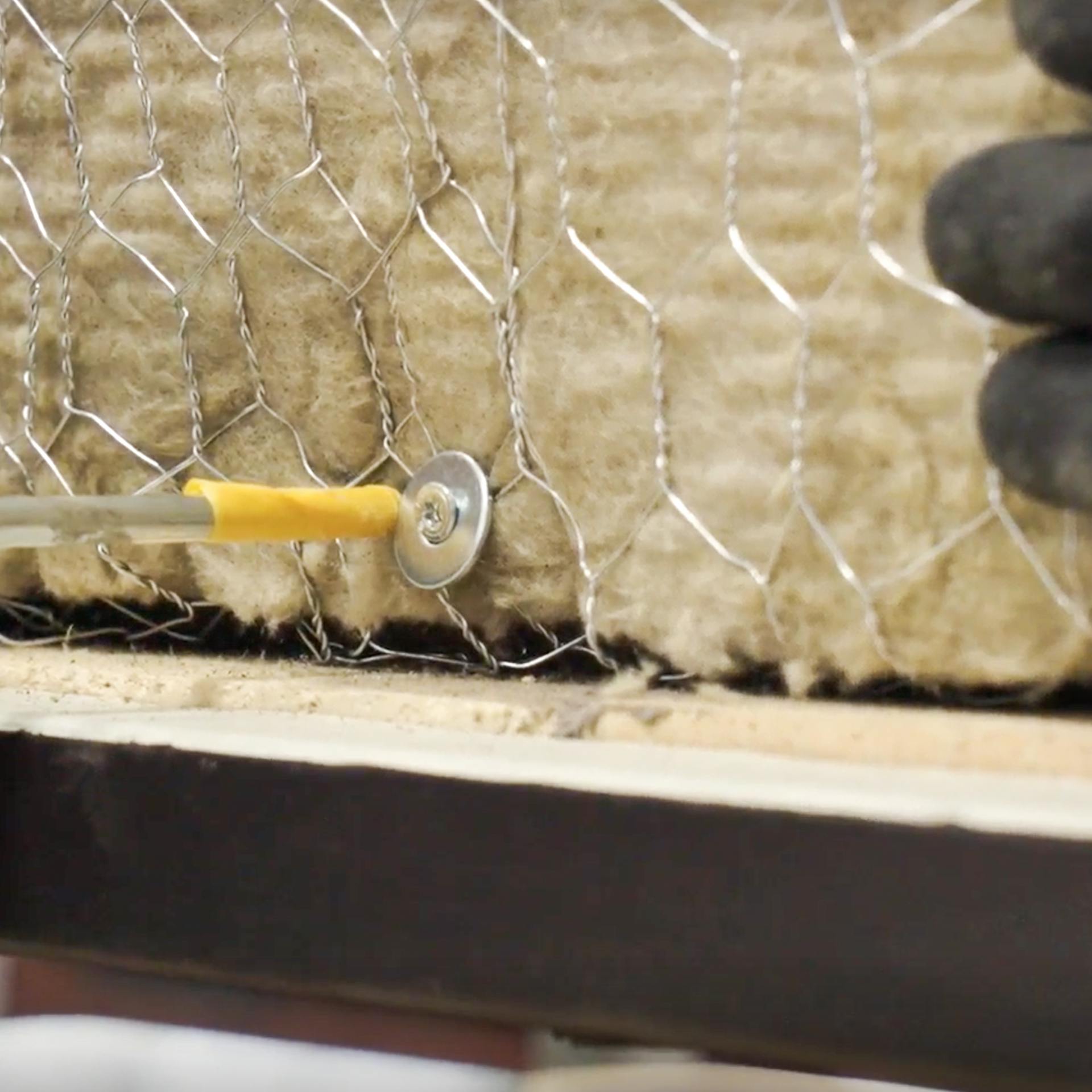 Připevnění izolace pomocí šroubů.