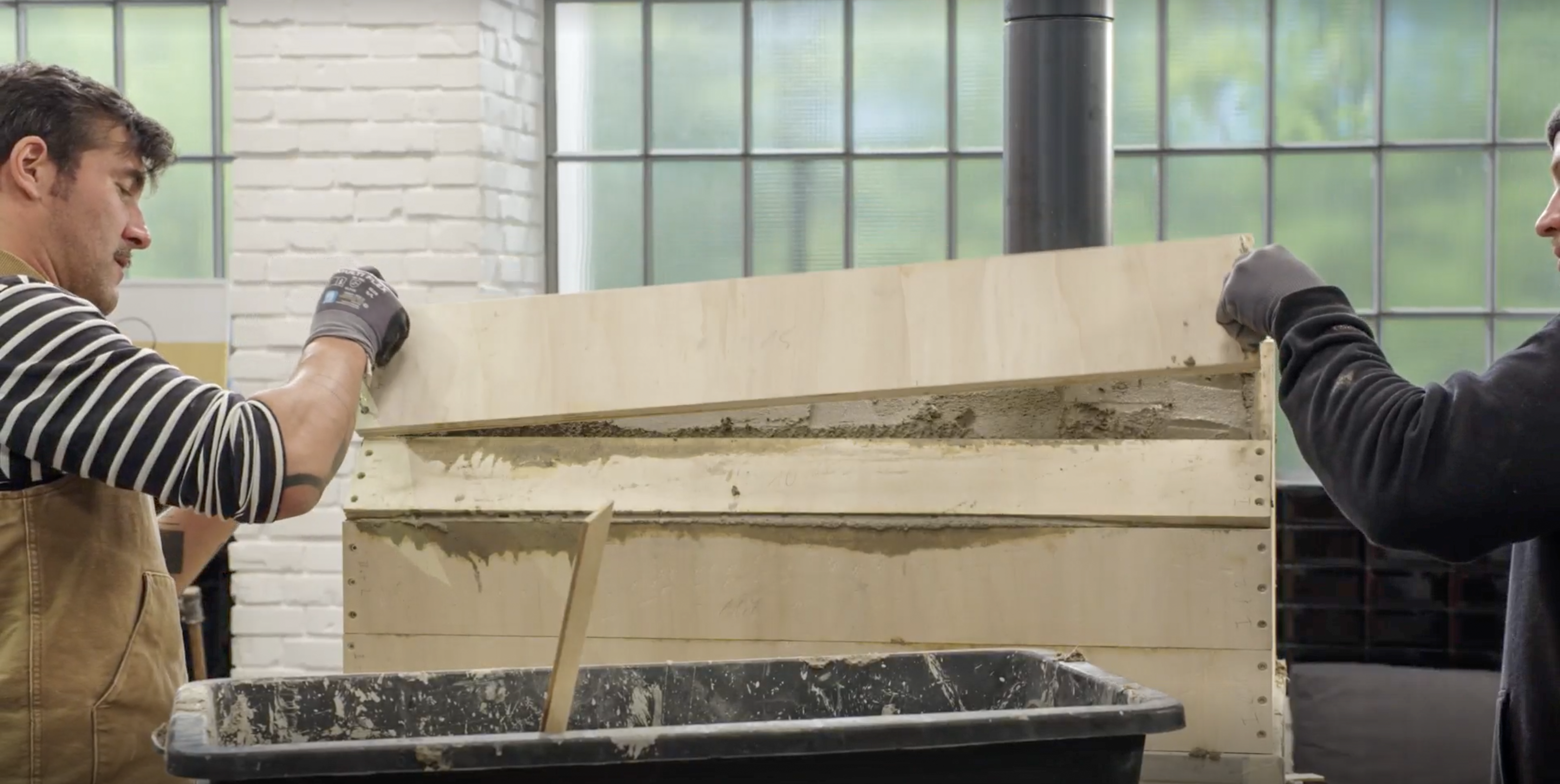 Prkno bednění je přišroubováváno k peci.